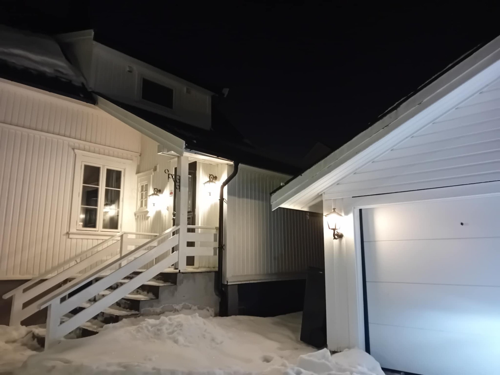 Inngang og garasje Galleribilde