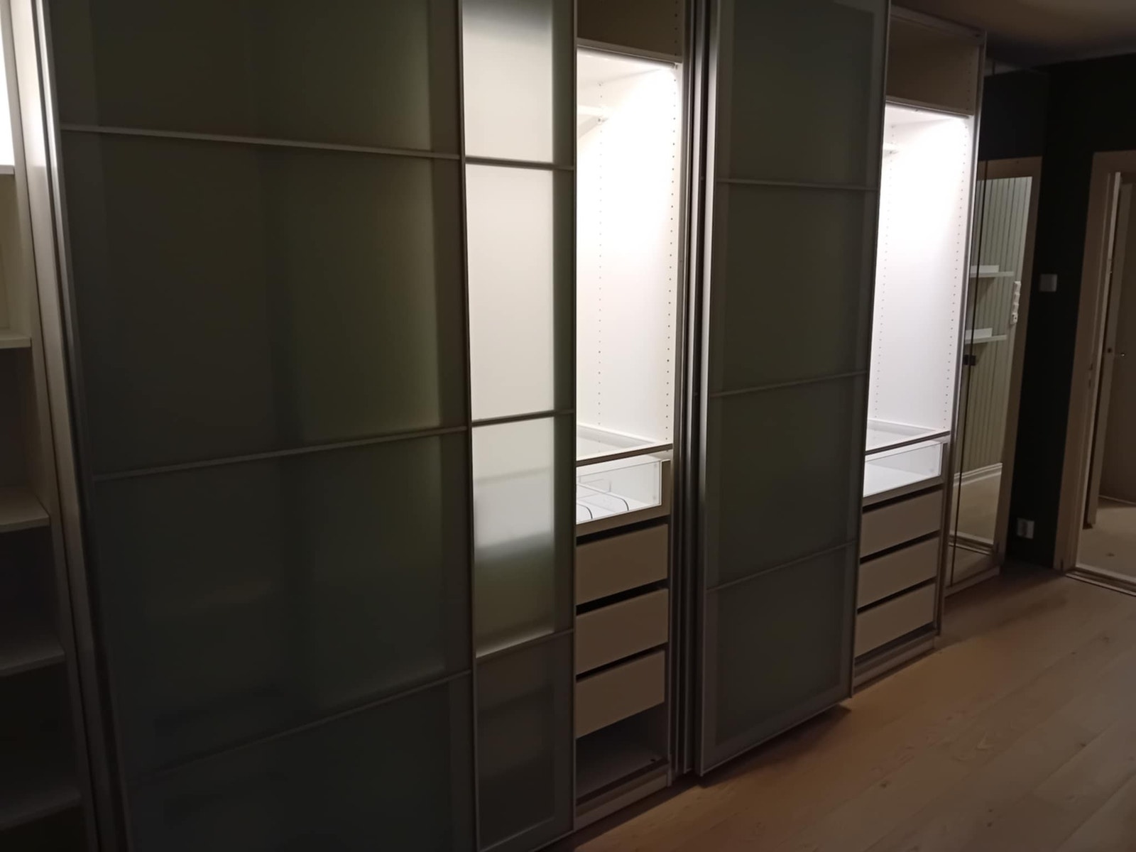 Soverom 1 har lys i skapveggen Galleribilde