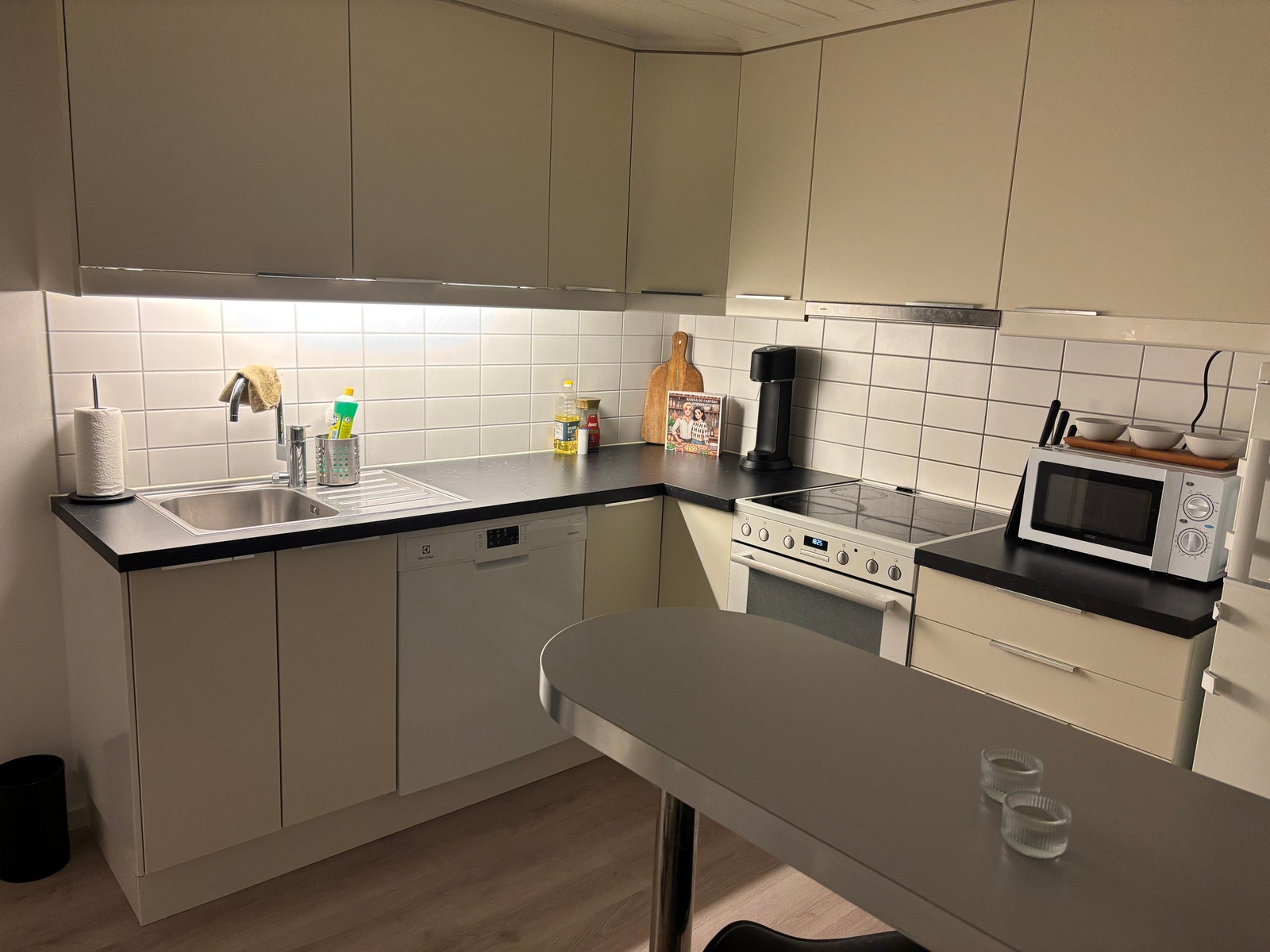 Kjøkken med bardisk / spisebord Galleribilde