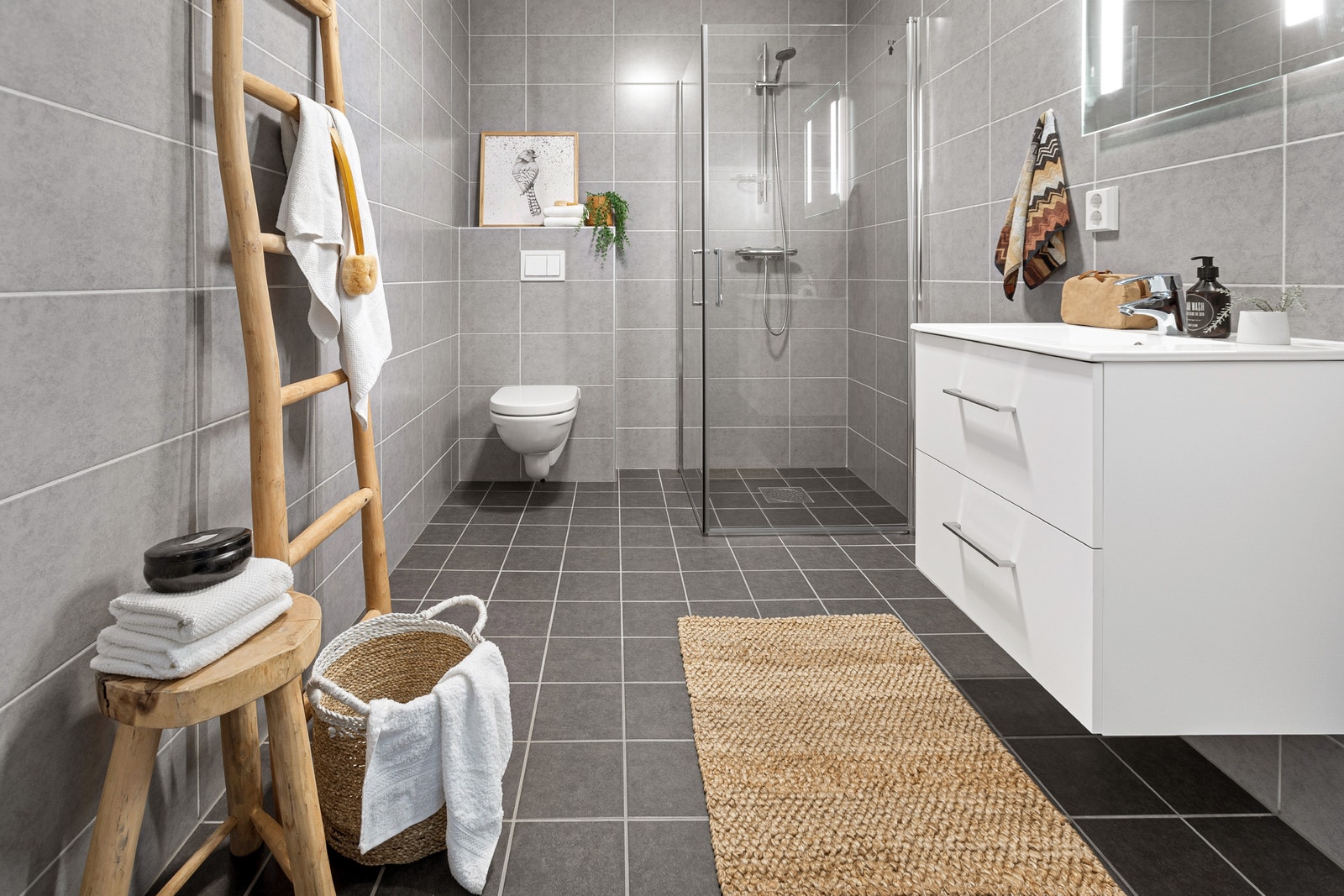 Flislagt og romslig bad Galleribilde