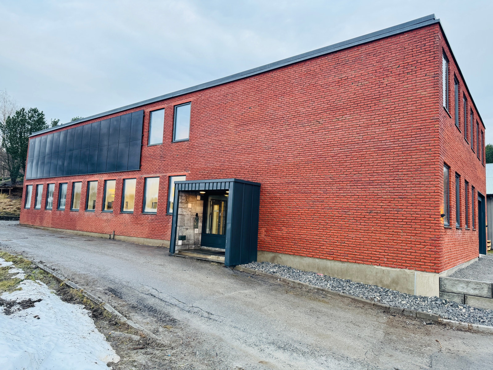 Fasade sør-vest (mot gammel E6) Galleribilde