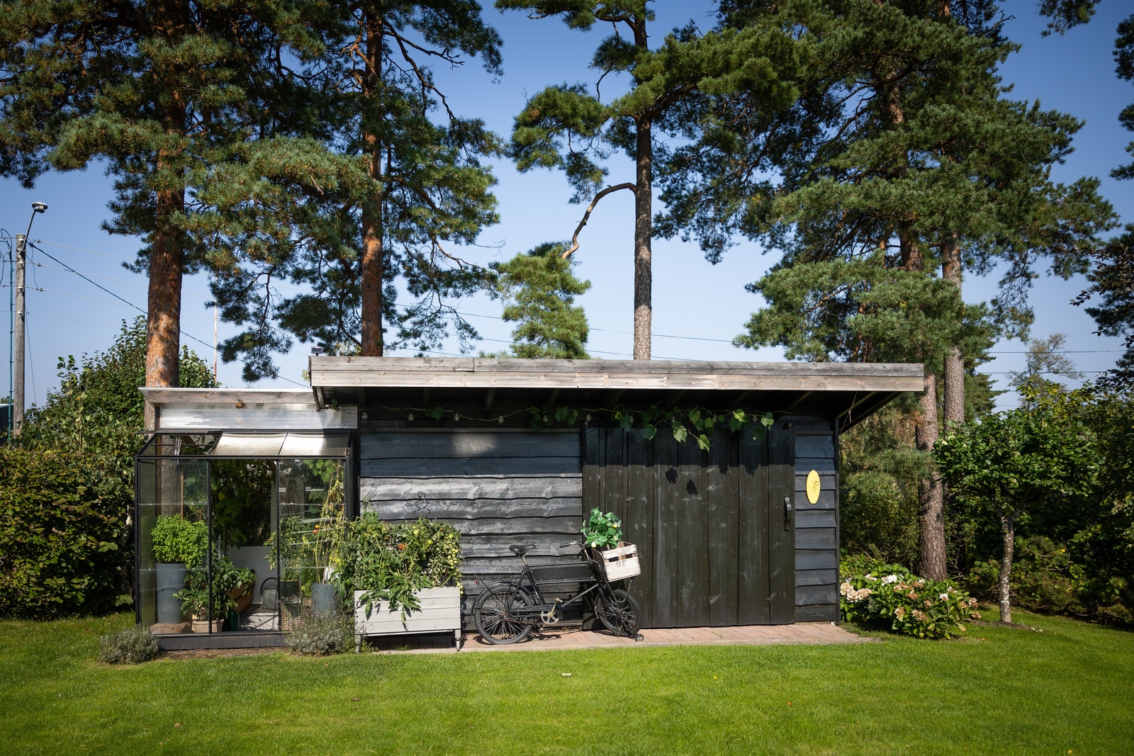 "Skuret" til oppbevaring av hagetraktor, sykler osv... Galleribilde