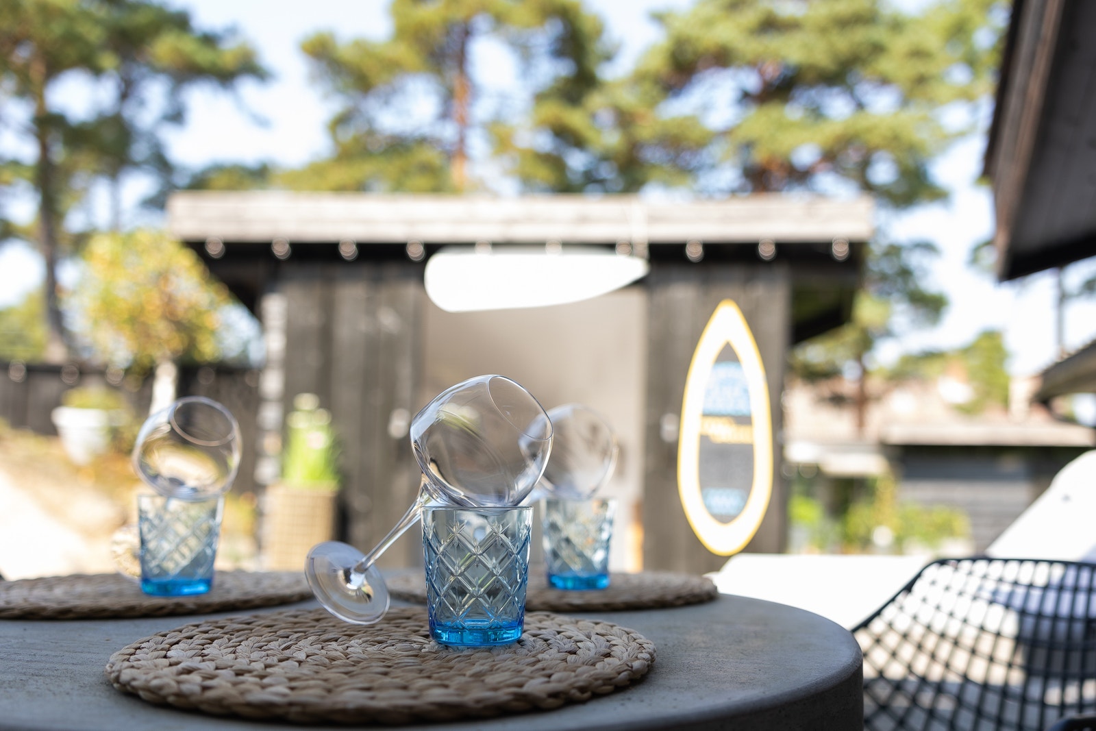 Ta en pause fra sola med et glass i skyggen Galleribilde