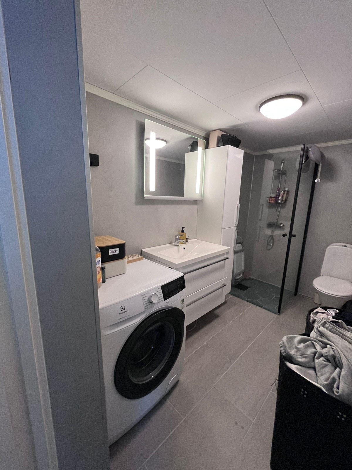 Bad med plass til klesvaskmaskin Galleribilde