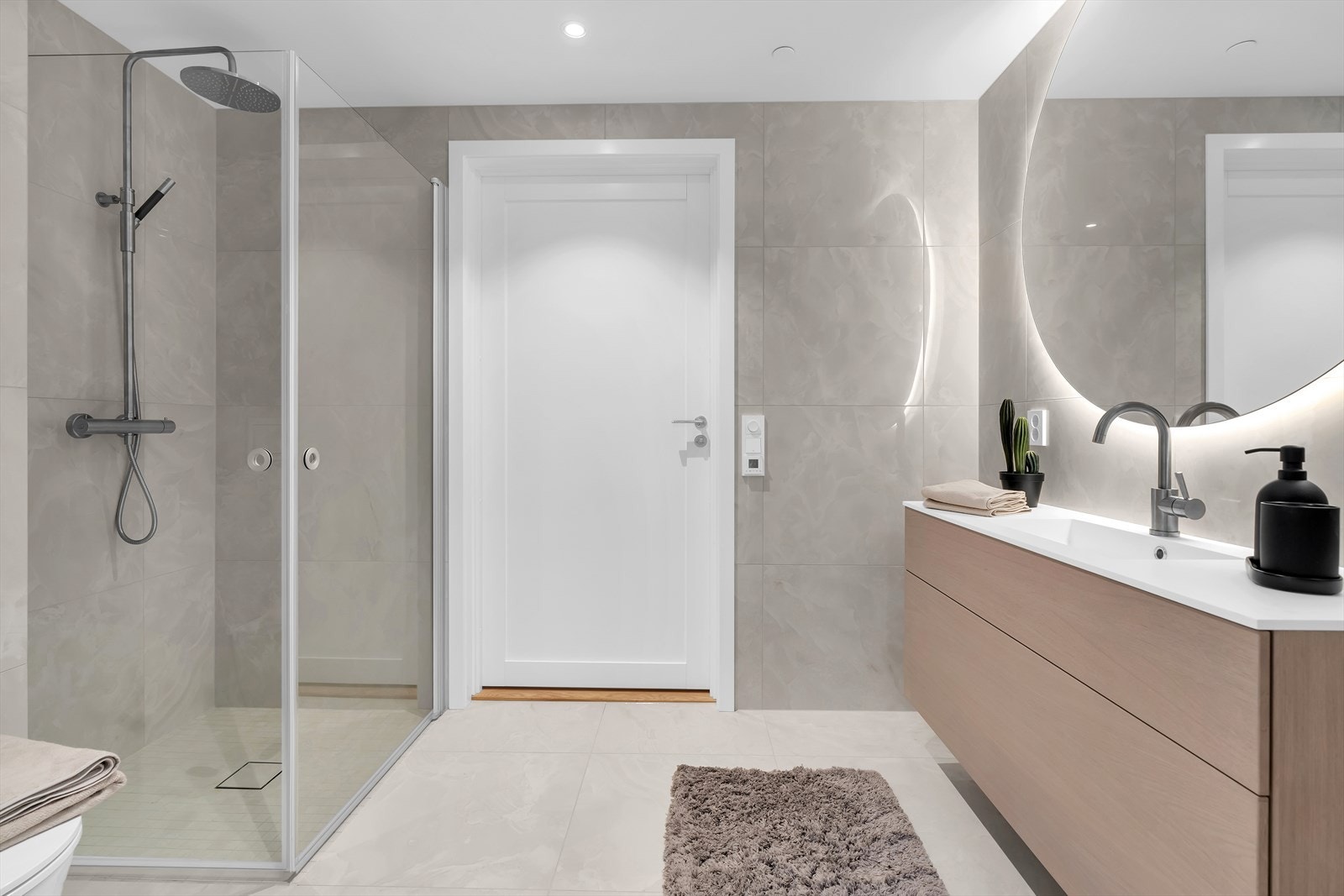 Flott baderom med inngang fra gang Galleribilde