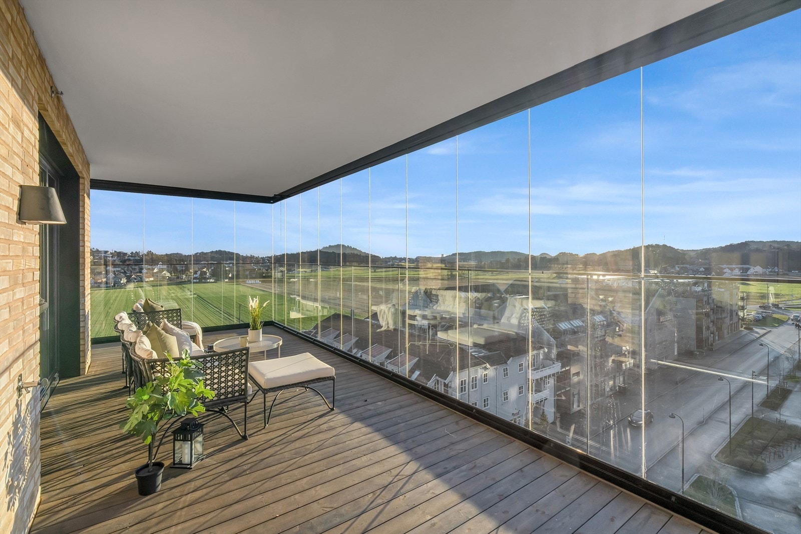 Utgang til en innglasset balkong Galleribilde