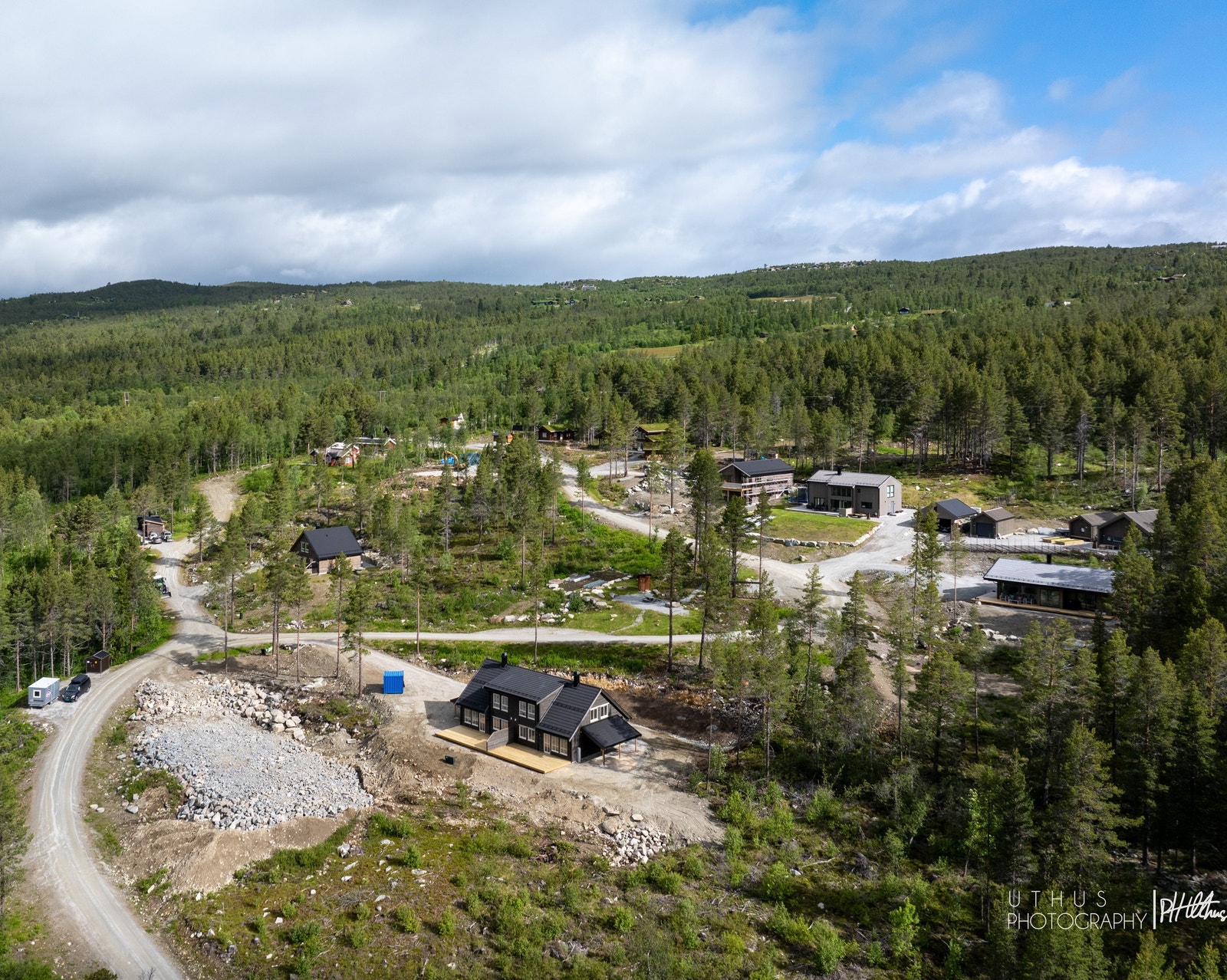 Fjell-ljom boligfelt byr på varierte boligtilbud i tillegg til minihus: ledige tomter, innflyttingsklar tomannsbolig og prosjekterte boliger, sjekk ut annonser på Finn.no Galleribilde