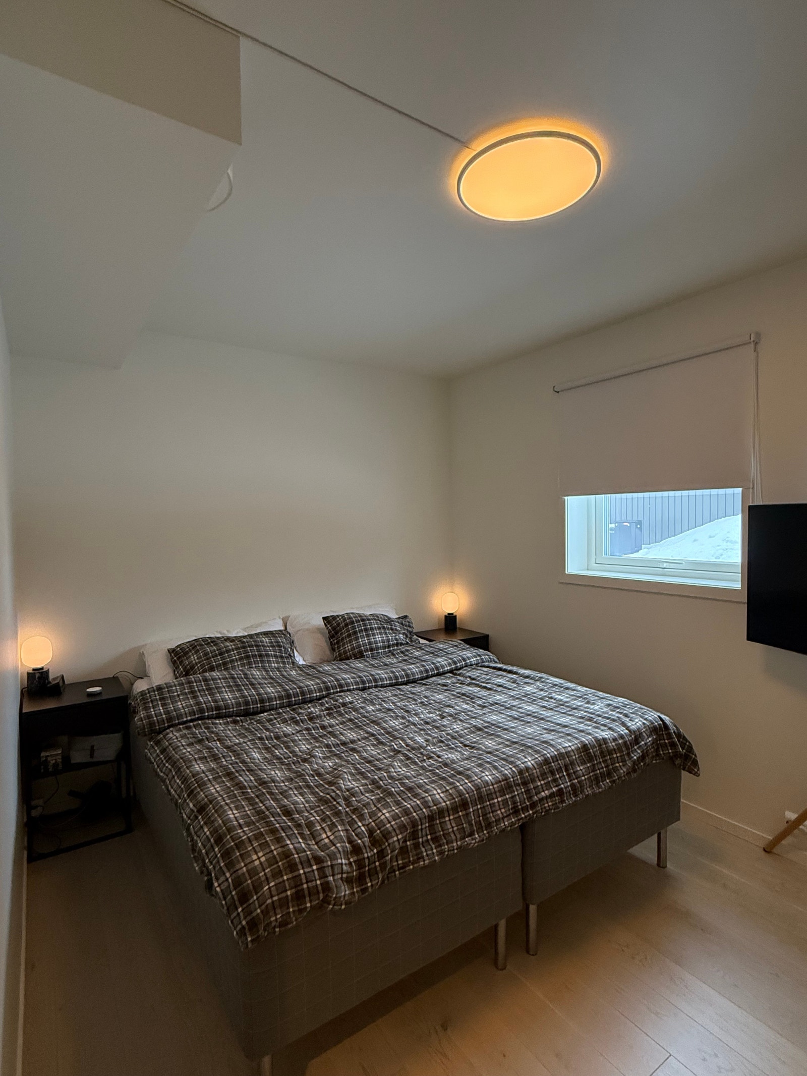 Soverom 2. Romslig soverum med garderobe løsning Galleribilde