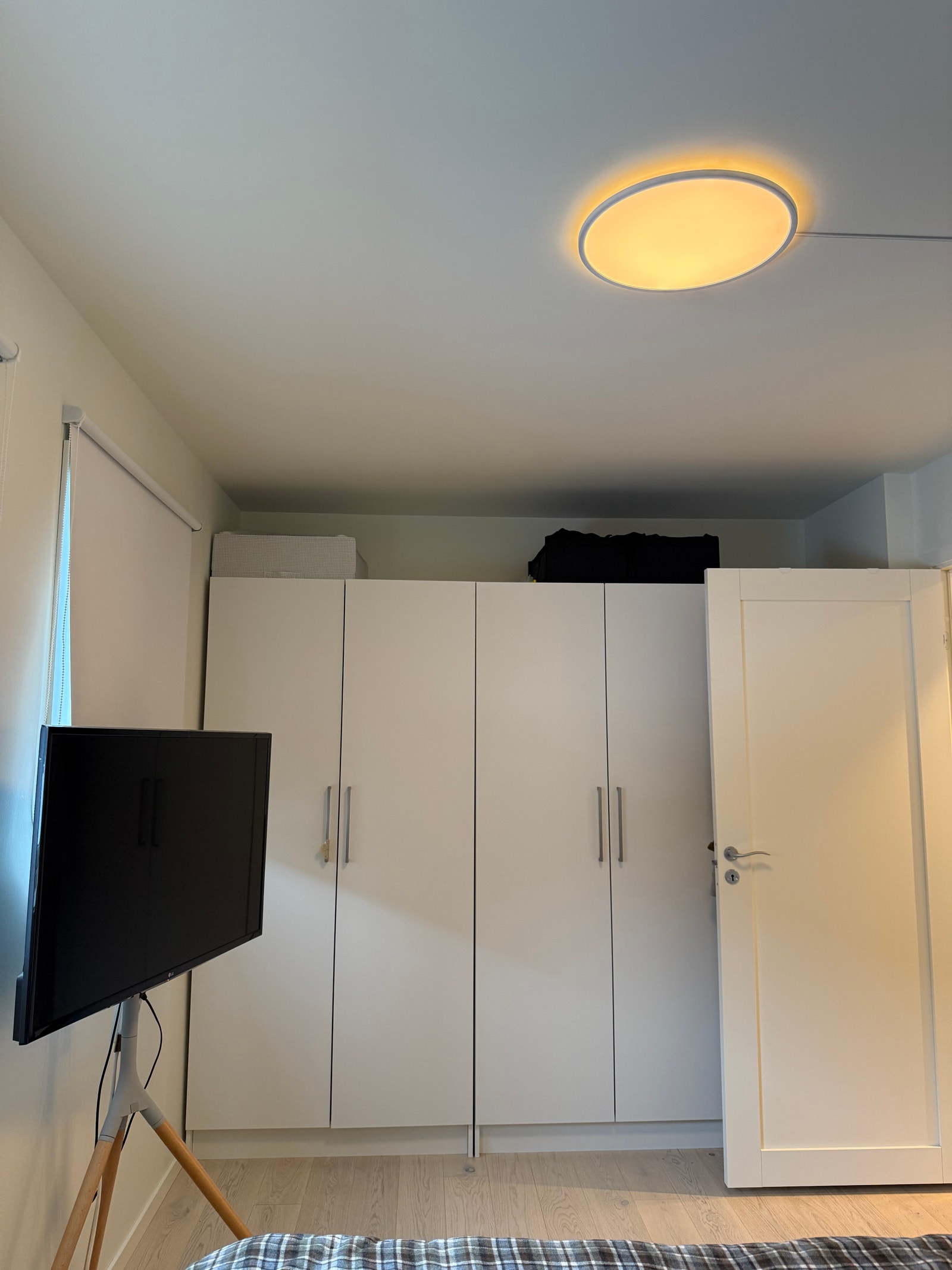 Soverom 2. Romslig soverom med garderobe løsning Galleribilde