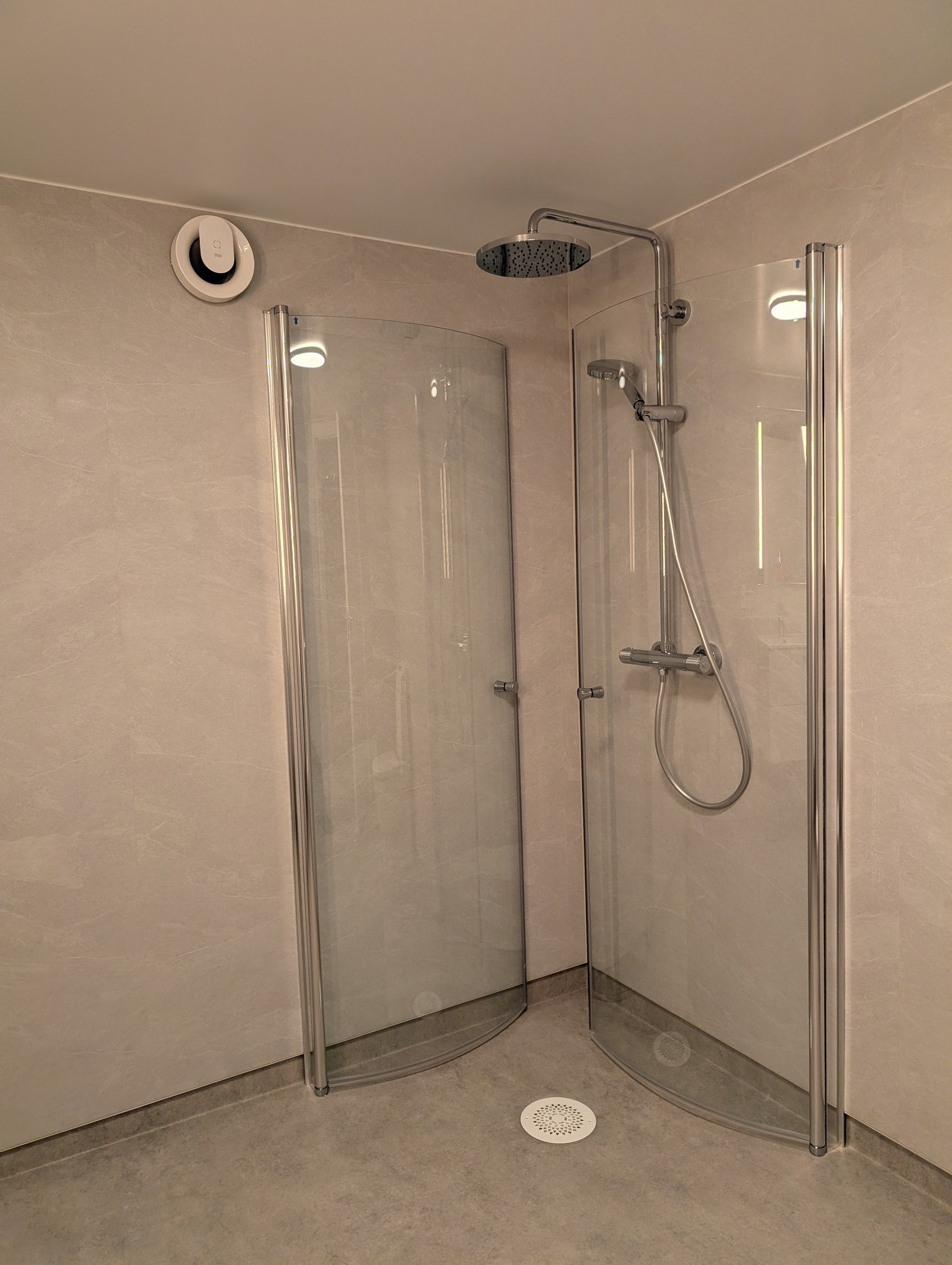 Dusjhjørne med dører som kan slåes inn Galleribilde