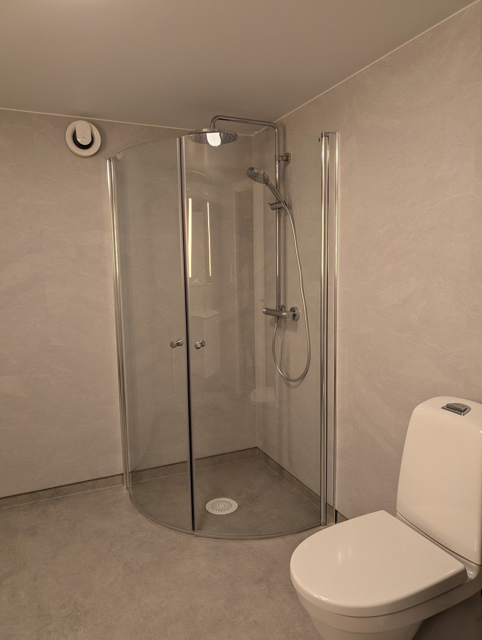 Innredet med stort dusjhjørne, wc og servant i innredning Galleribilde