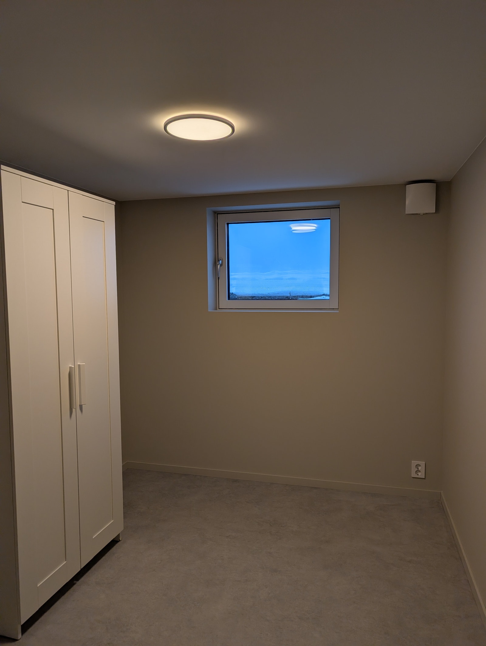 Gjesterom med garderobeskap, vender mot jorder Galleribilde