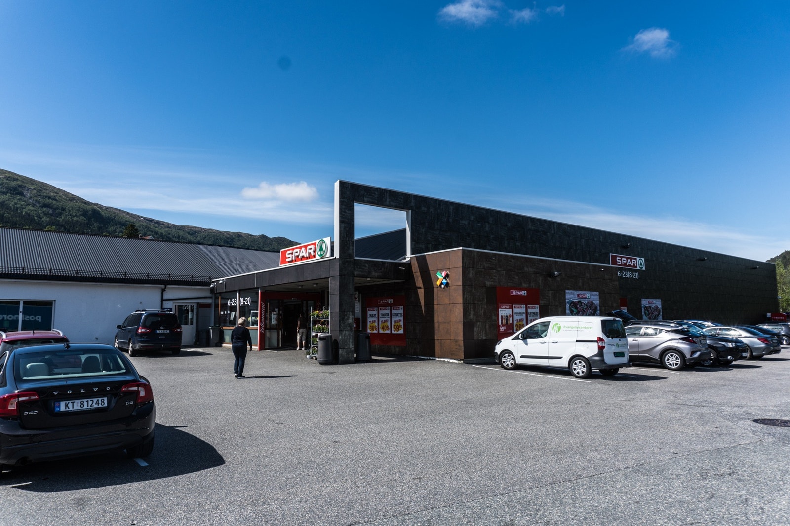 Det er to dagligvarebutikker noen få minutter unna, på Lone. SPAR og EXTRA. Galleribilde