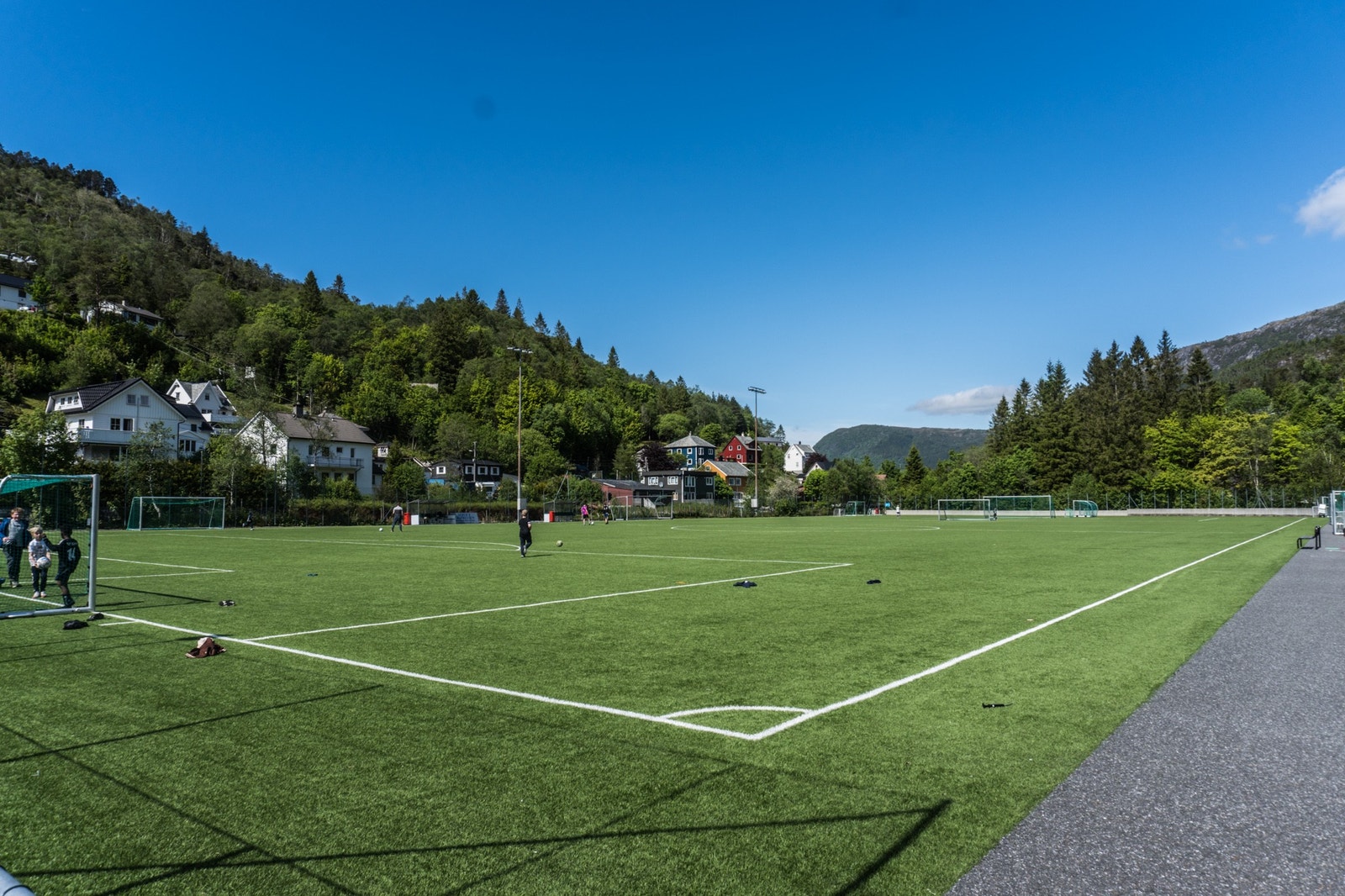 Også noen få minutter unna er det en stor fotballbane, til glede for både unge og voksne. Galleribilde