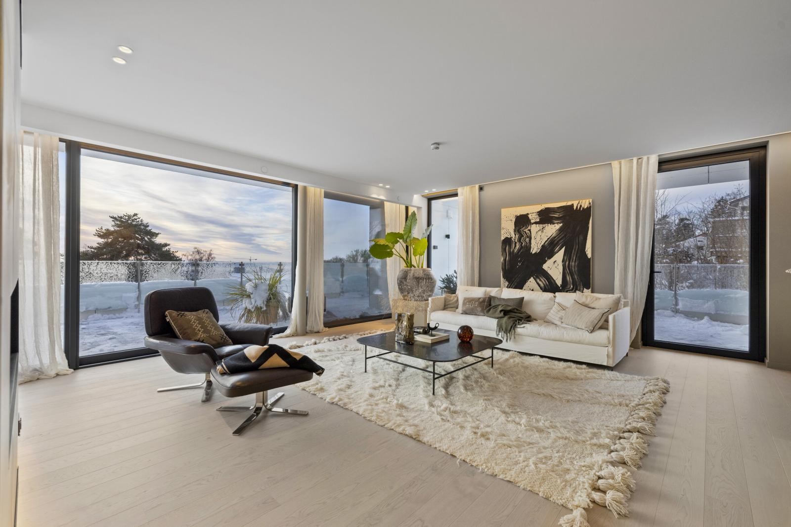 Vinduer leveres med herdet glass (ESG) innvendig og utvendig Galleribilde