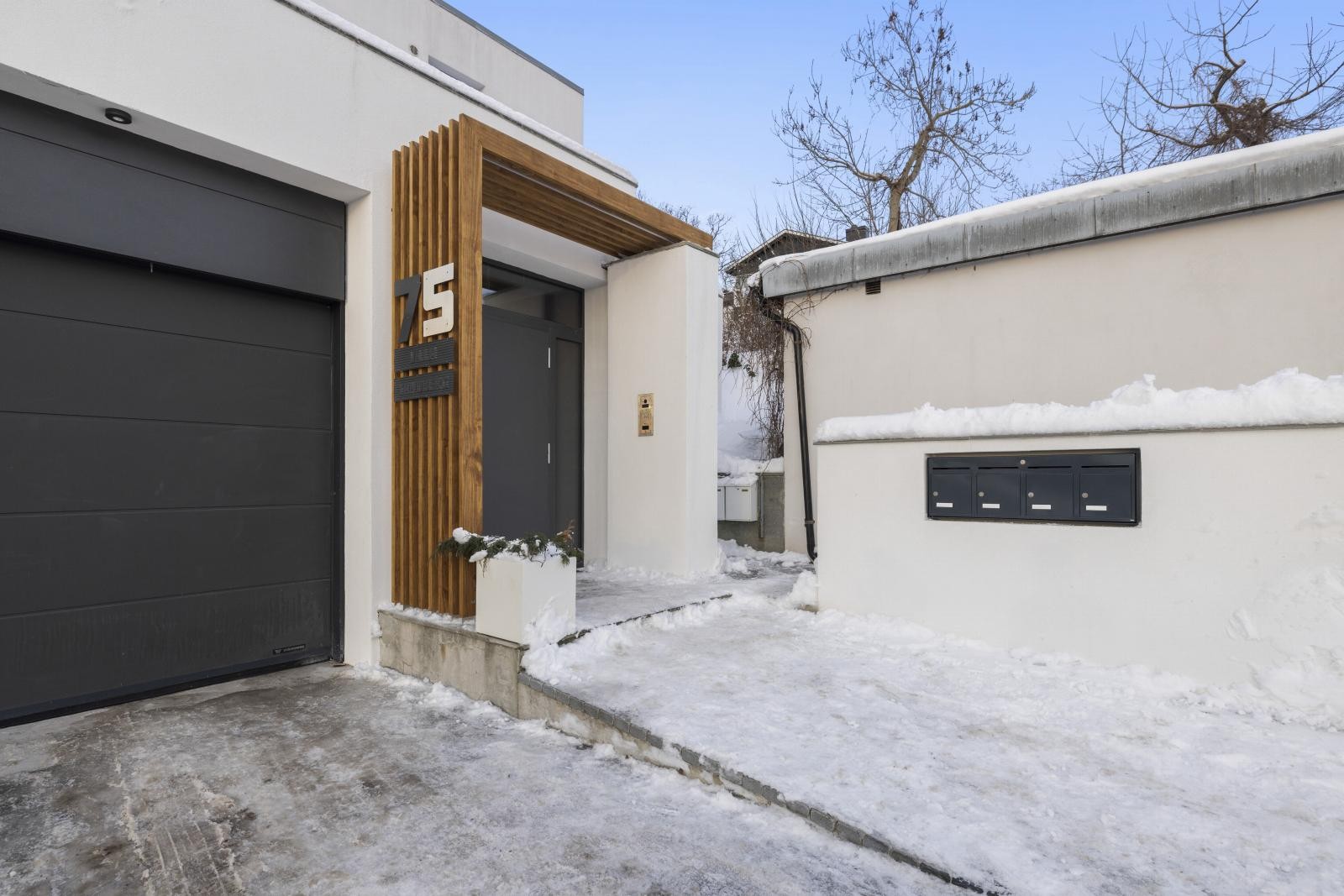 Innbydende hovedinngang fra Krokusveien. 2 garasjeplasser med lader for el-bil i lukket oppvarmet garasjeanlegg Galleribilde