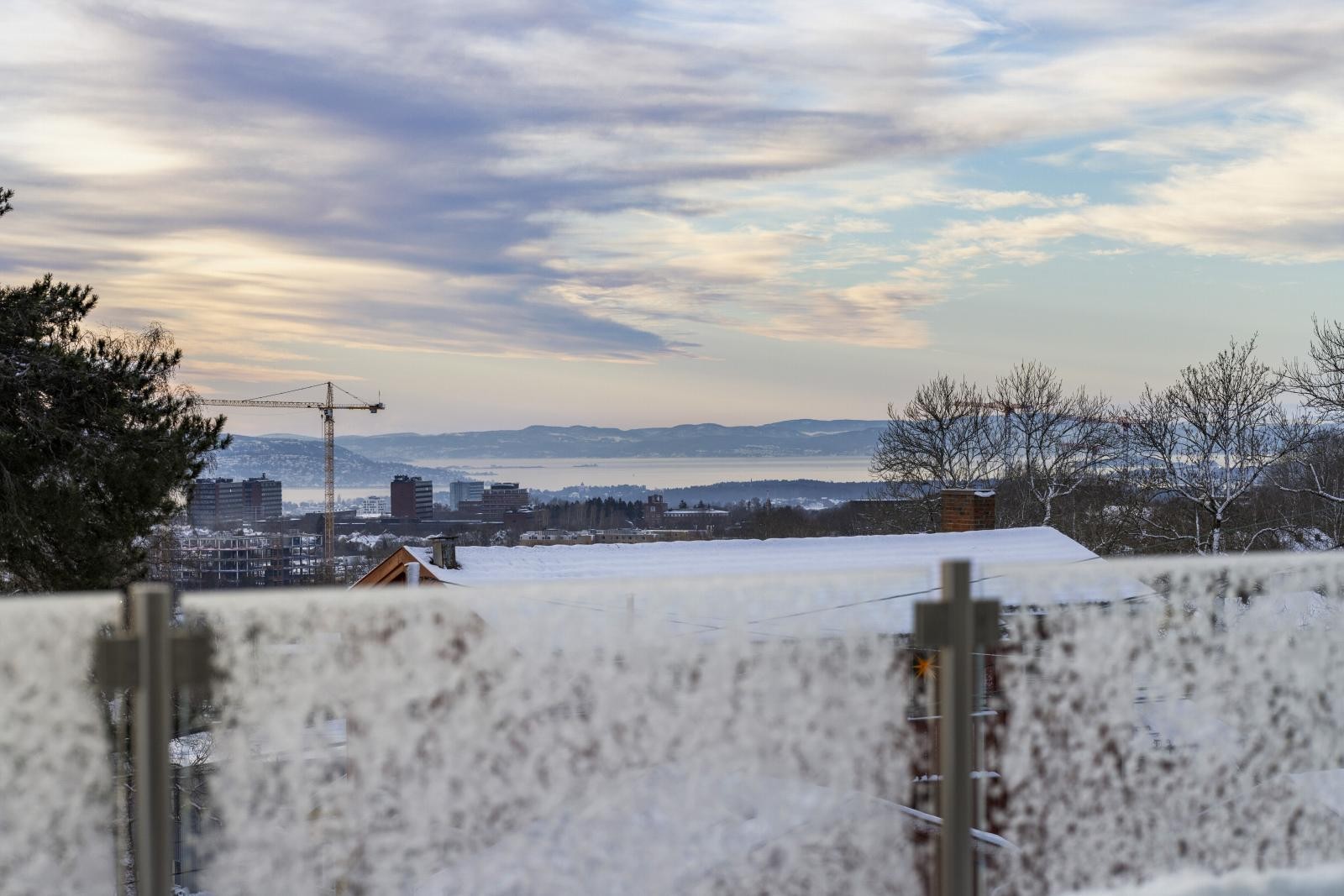 180 graders panorama over byen og Oslofjorden, bare avbrutt av noen få trær på naboeiendommen i syd Galleribilde