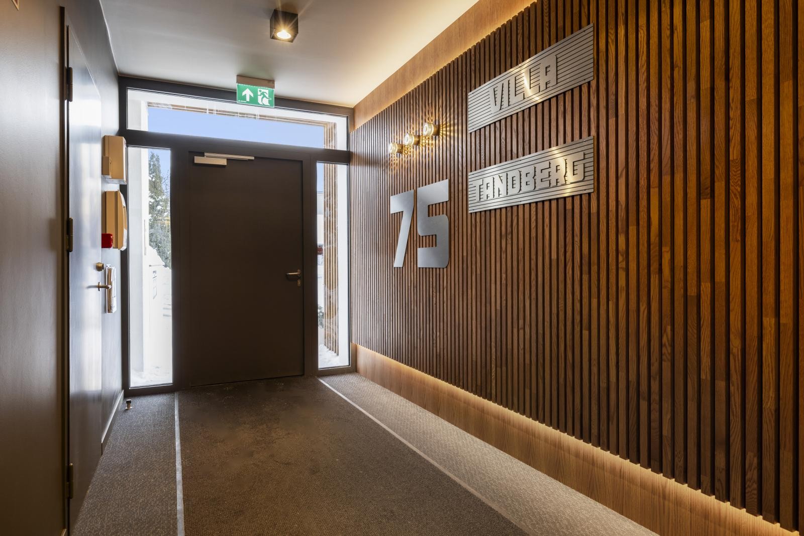 Felles inngangsparti i eksklusiv utførelse med spilevegger, glassdører og moderne belysning. Hentydningen til Tandbergs radiodesign er ikke tilfeldig Galleribilde