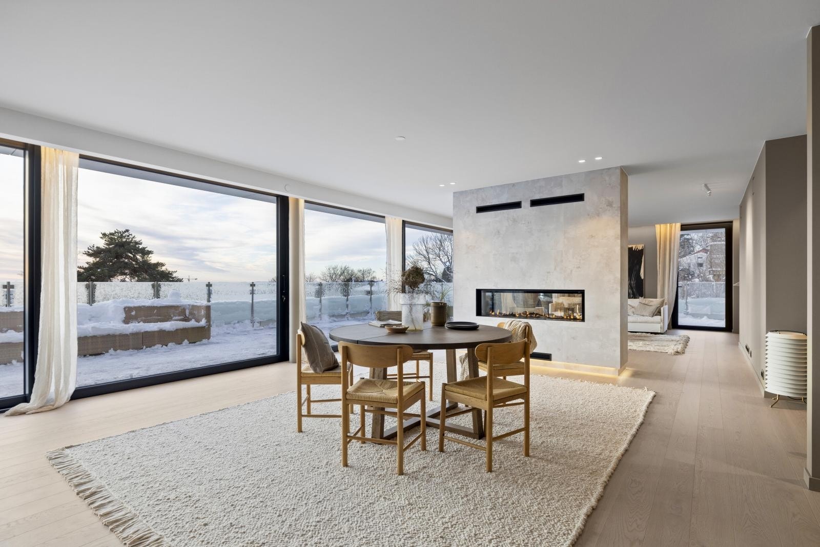 Gjennomgående peis mellom stue og spisestue Galleribilde