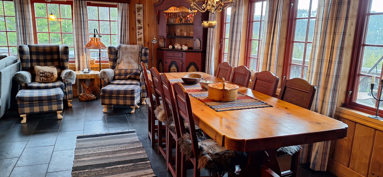 Her er det plass til 10 stk rundt spisebordet. Galleribilde