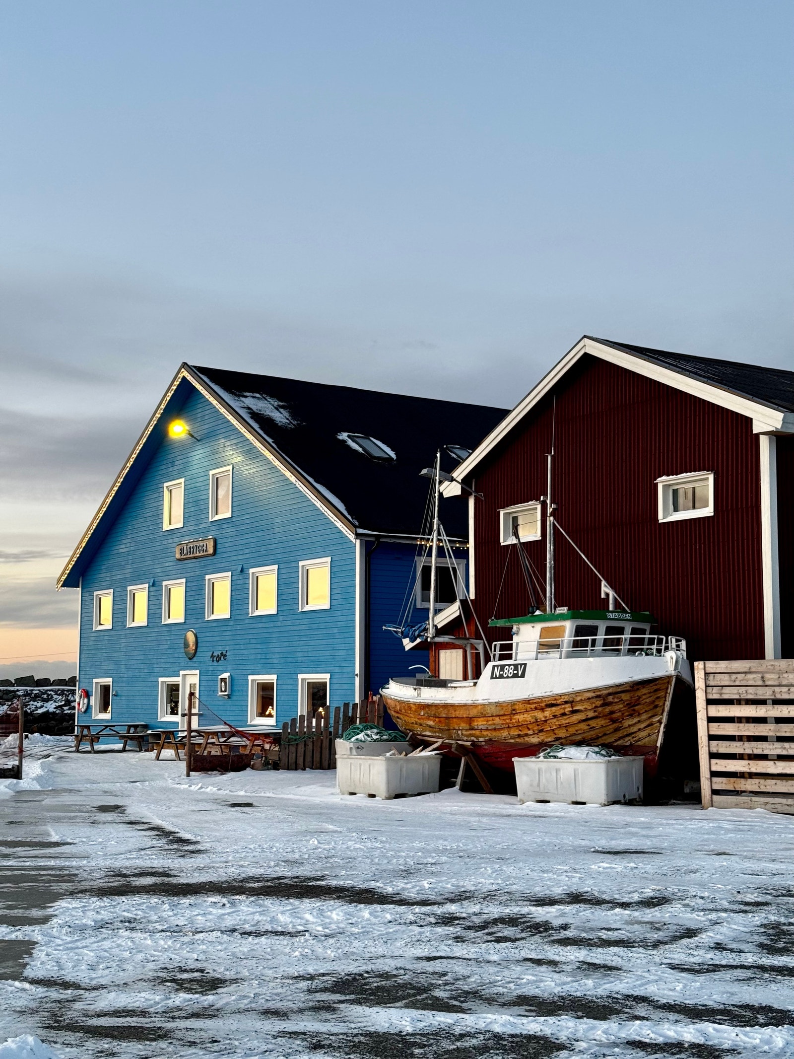 I blåbrygga er det kjempekoselig café - På Kaikanten. Galleribilde