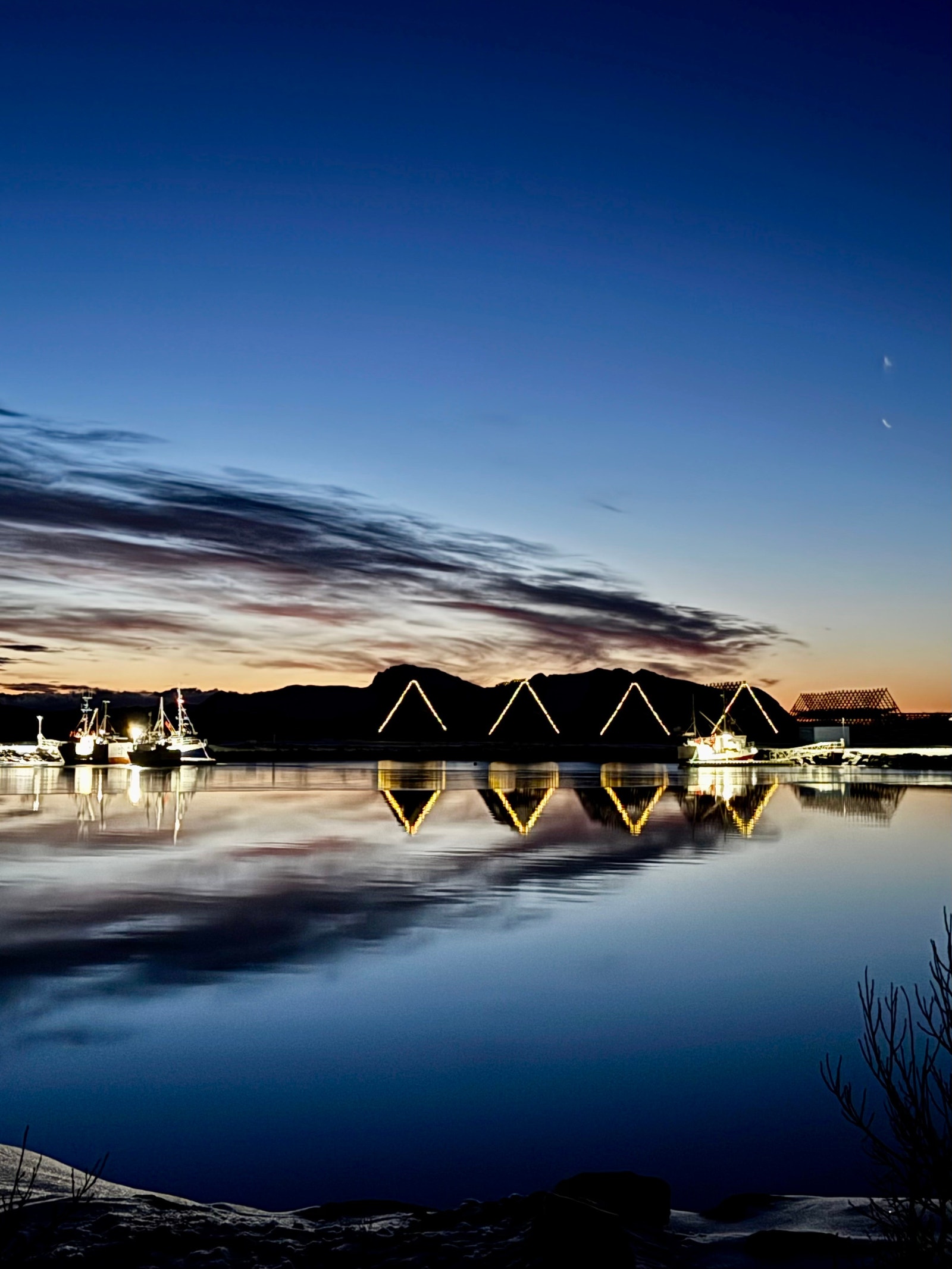 Blåtimen i Laukvik havn i desember. Galleribilde