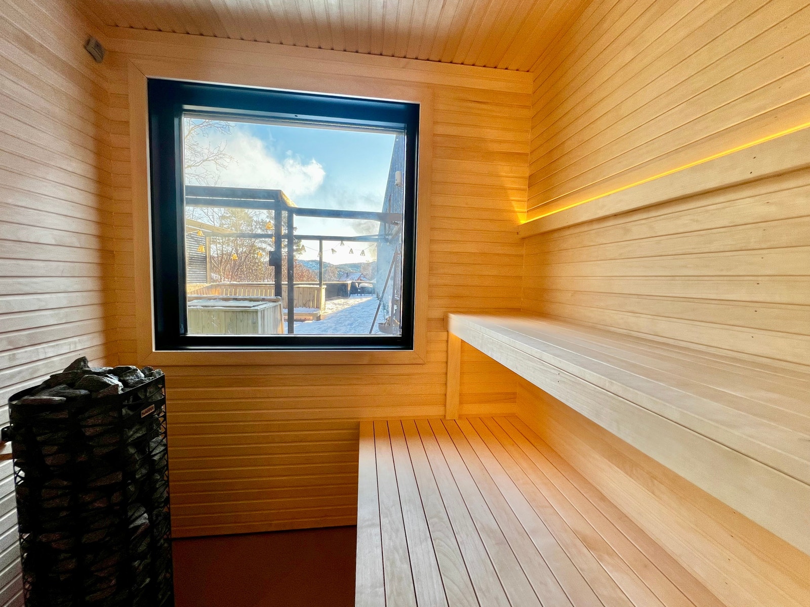 Badstu- vindu mot spaområde/uteplass Galleribilde