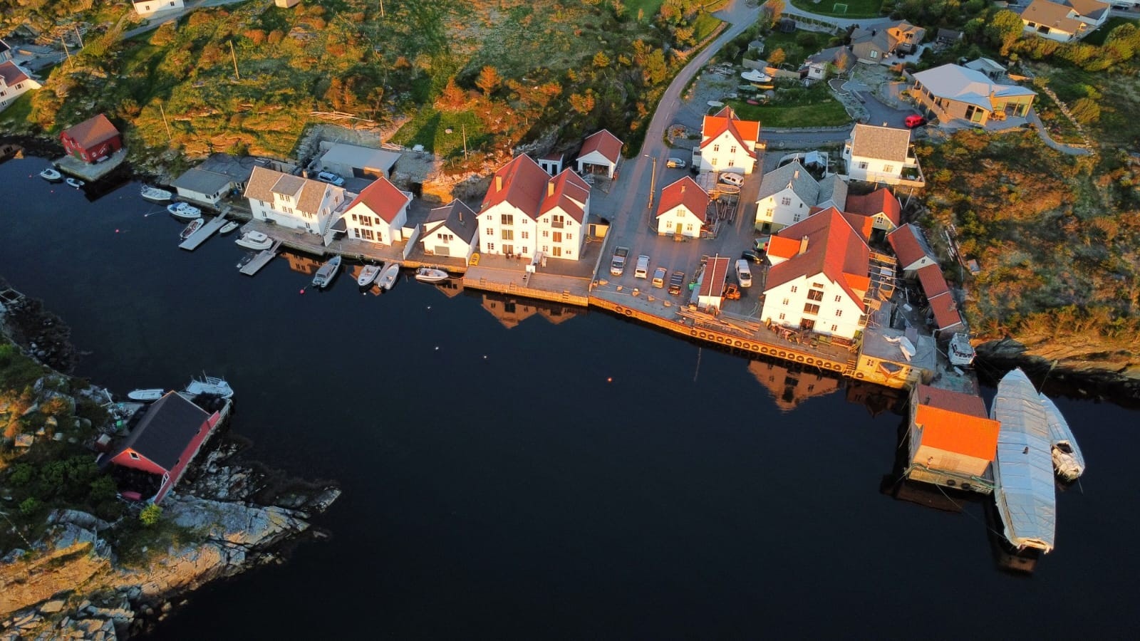 Leiligheten er i huset øverst i bildet Galleribilde