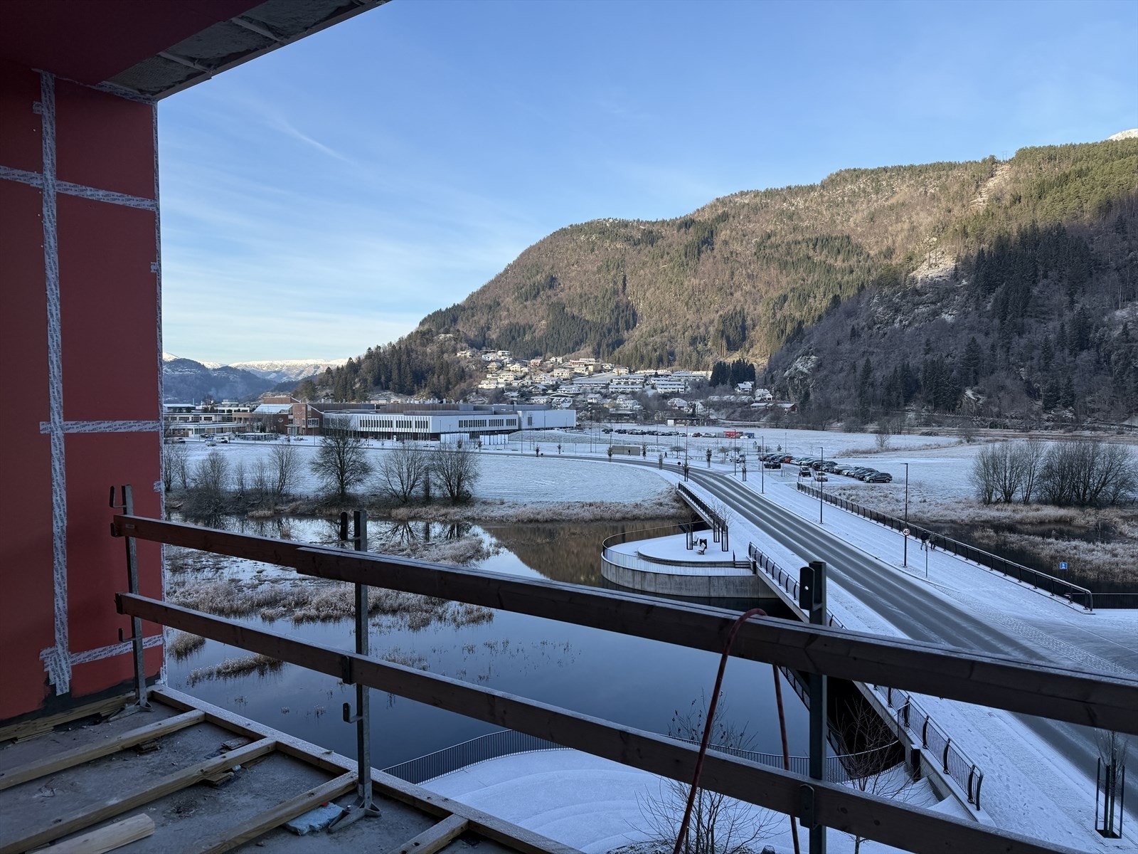 - B41 har veranda i nord og innglasa balkong i sør - Her ser vi utsikta mot nord-vest fra veranda - Galleribilde