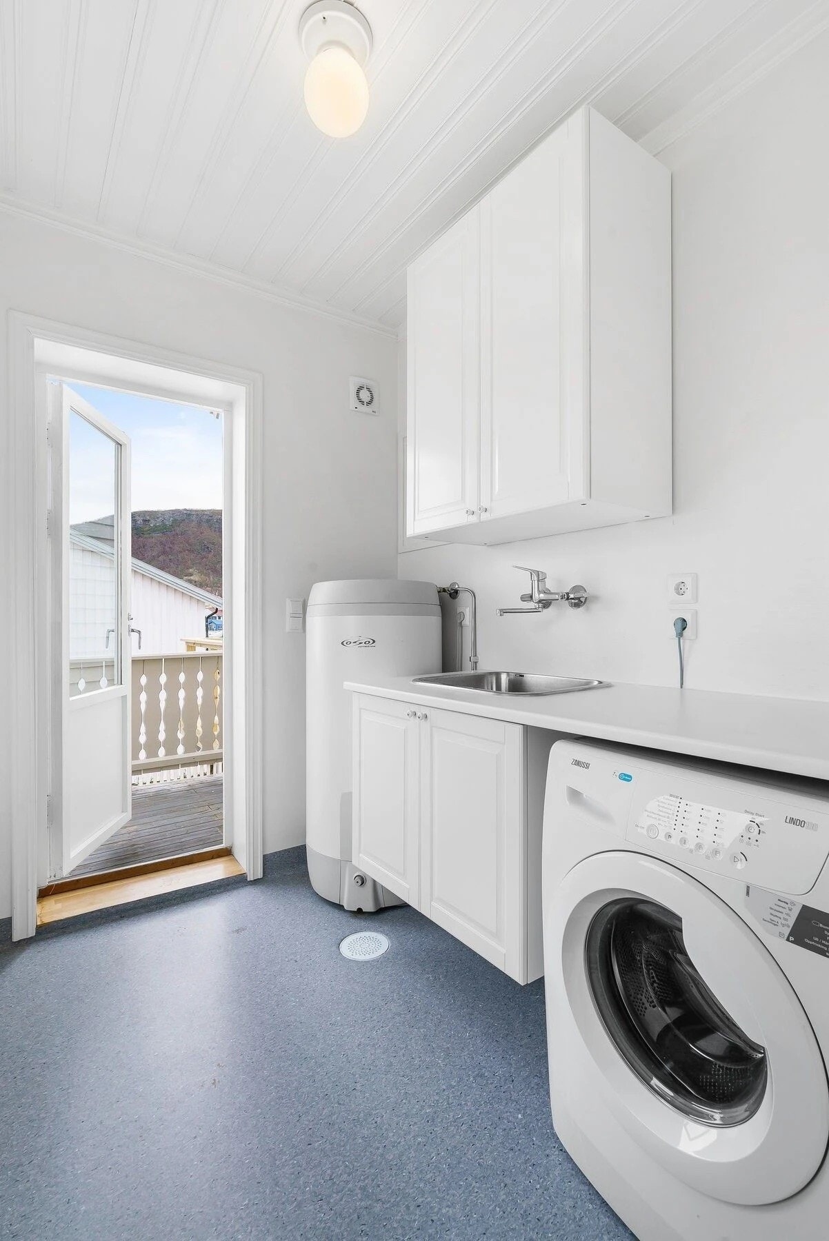 Vaskerom i tilknytning til bad med egen veranda Galleribilde