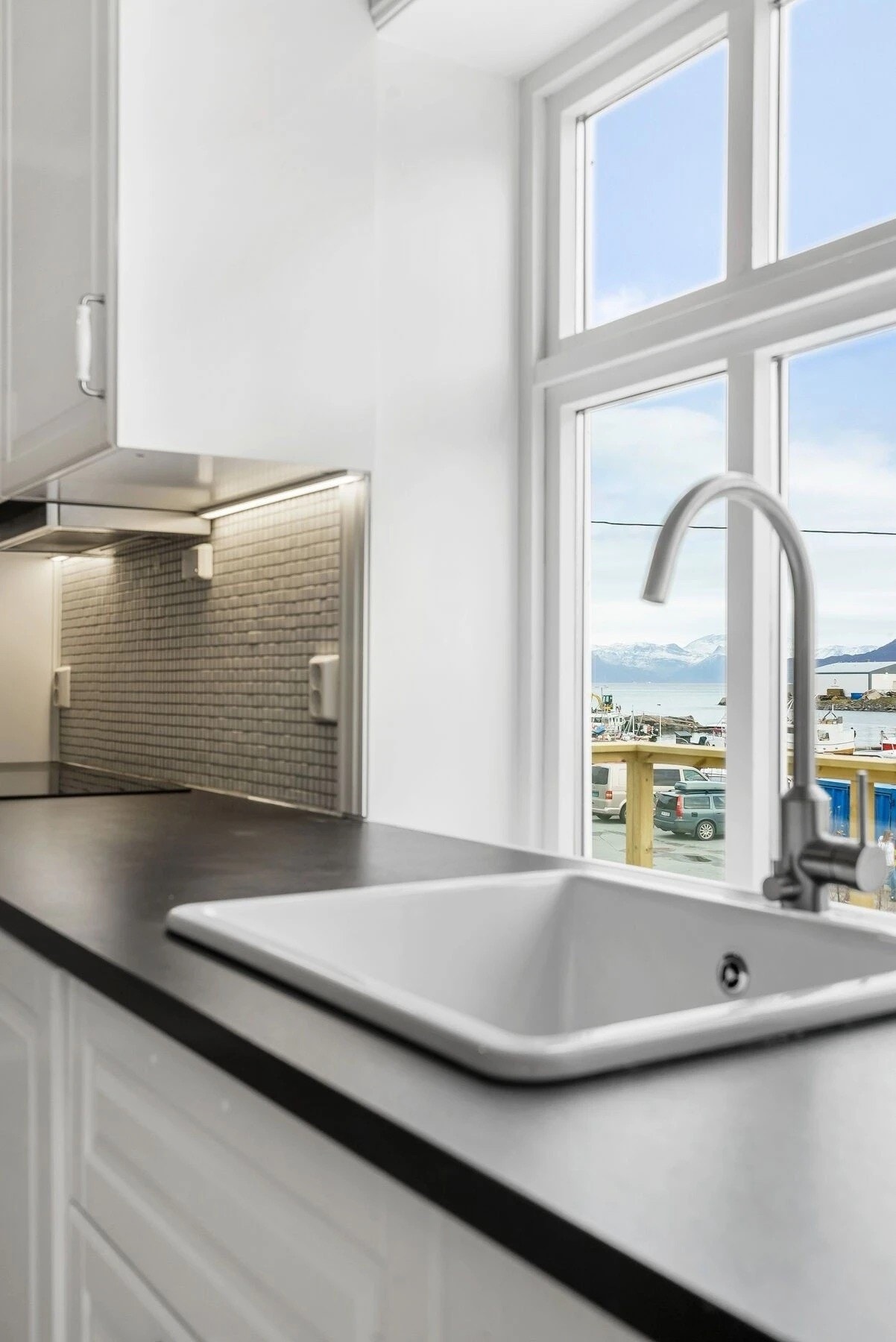 Kjøkken 2/2: utsikt ned til småbåt havnen Galleribilde