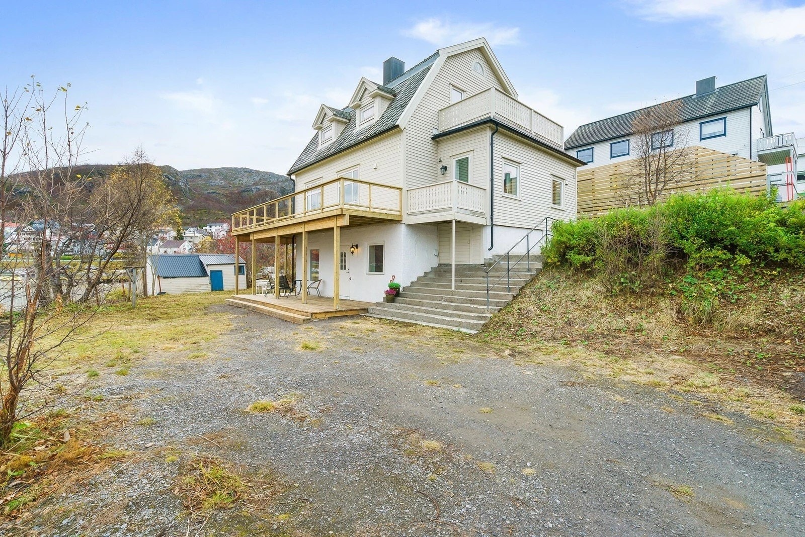 Huset fra nedsiden, her er også egen p-plass Galleribilde