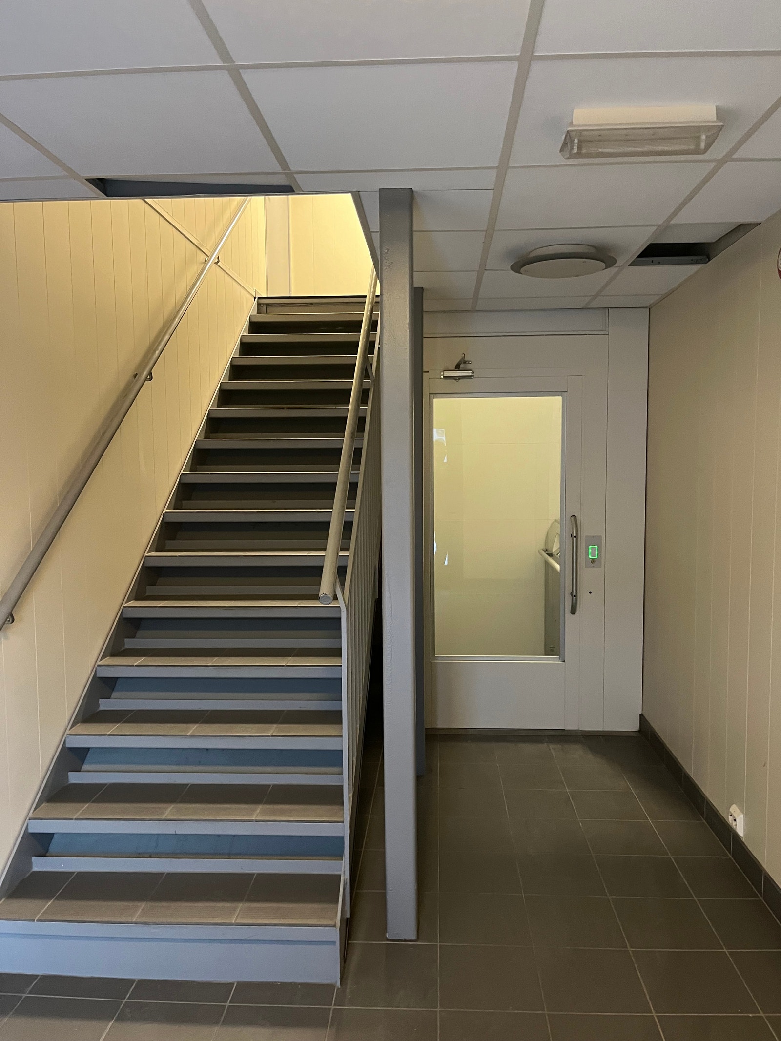Trapp opp til 2 etg. fra inngangspartiet Galleribilde