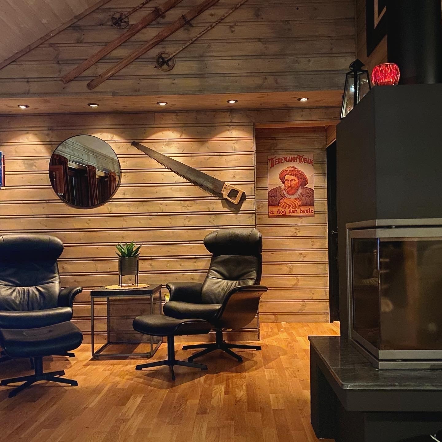 stue med varm i gulv og spoter som belysning Galleribilde
