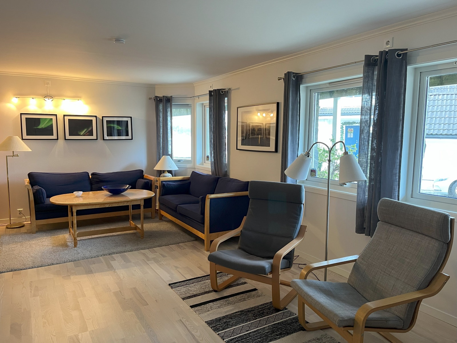 Stue med sofa og lesegruppe Galleribilde