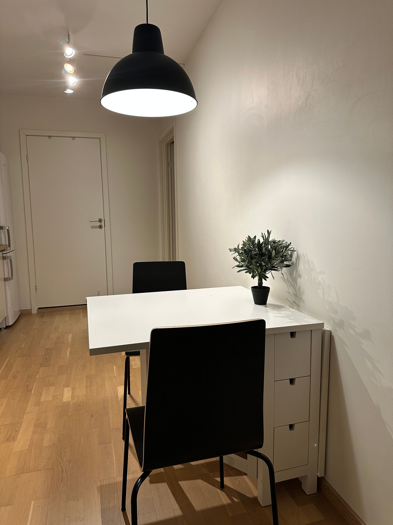 Kjøkkenbord ved kjøkkenbenken Galleribilde