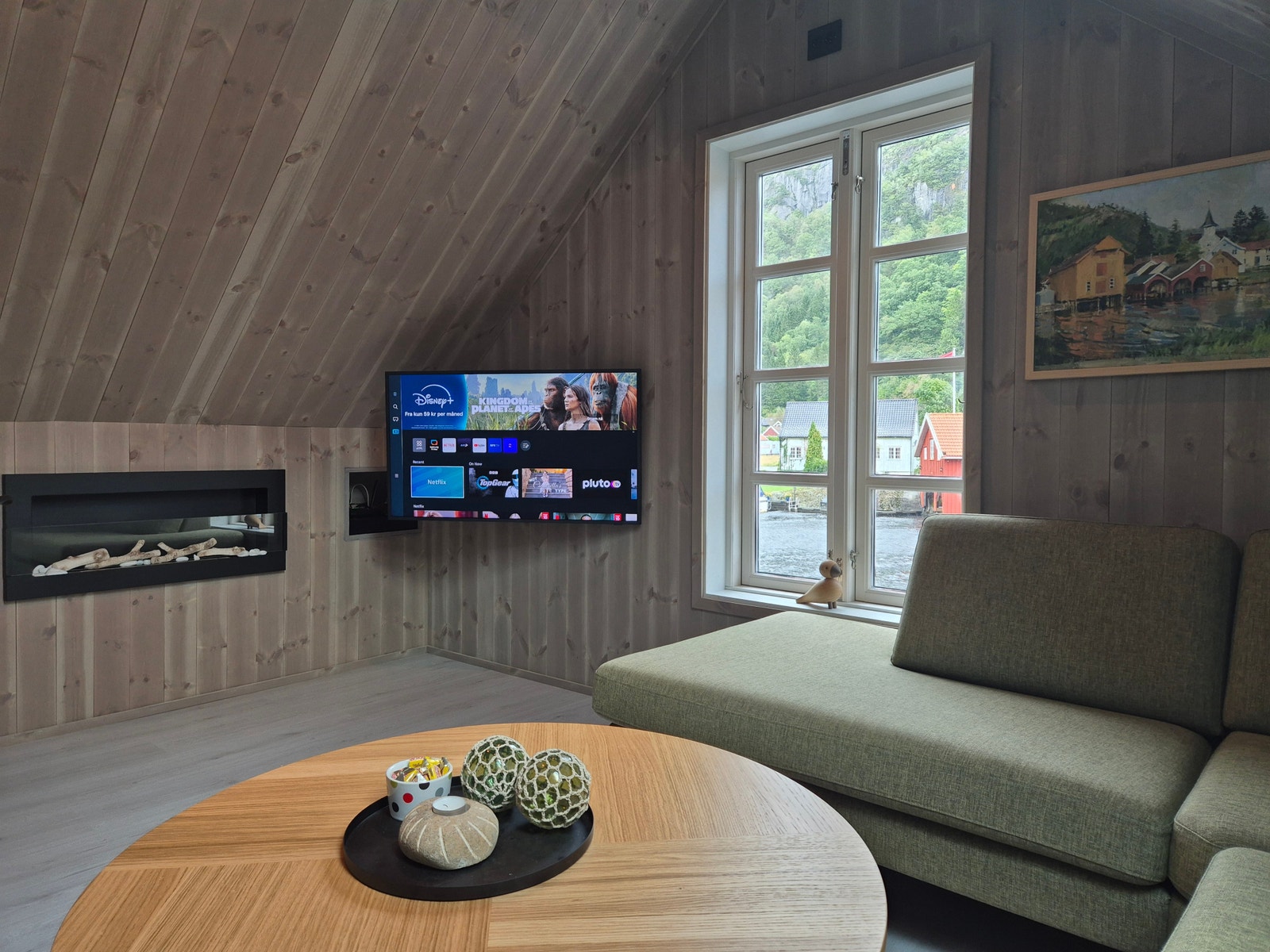 Peis, TV og vindu med fantastisk utsikt over Fedaelven Galleribilde