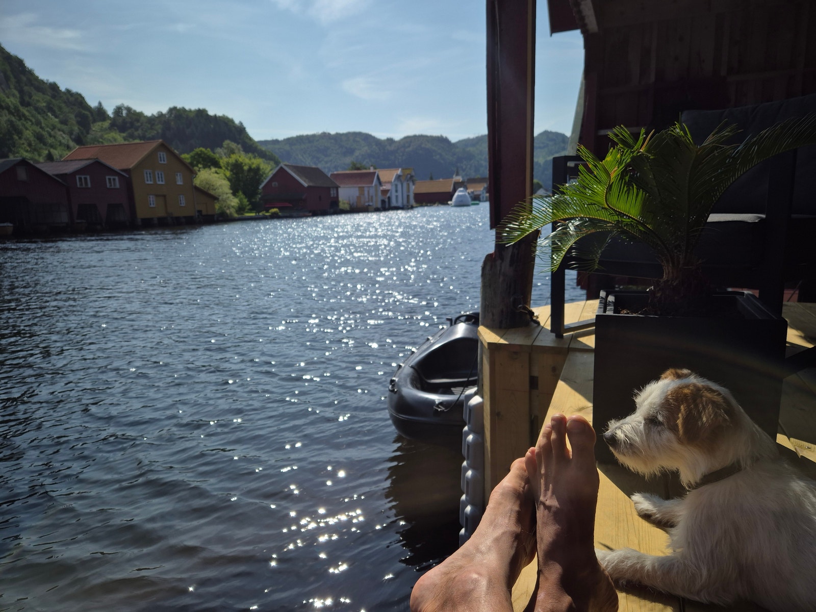 Terrasse med formiddagssol og bademuligheter Galleribilde