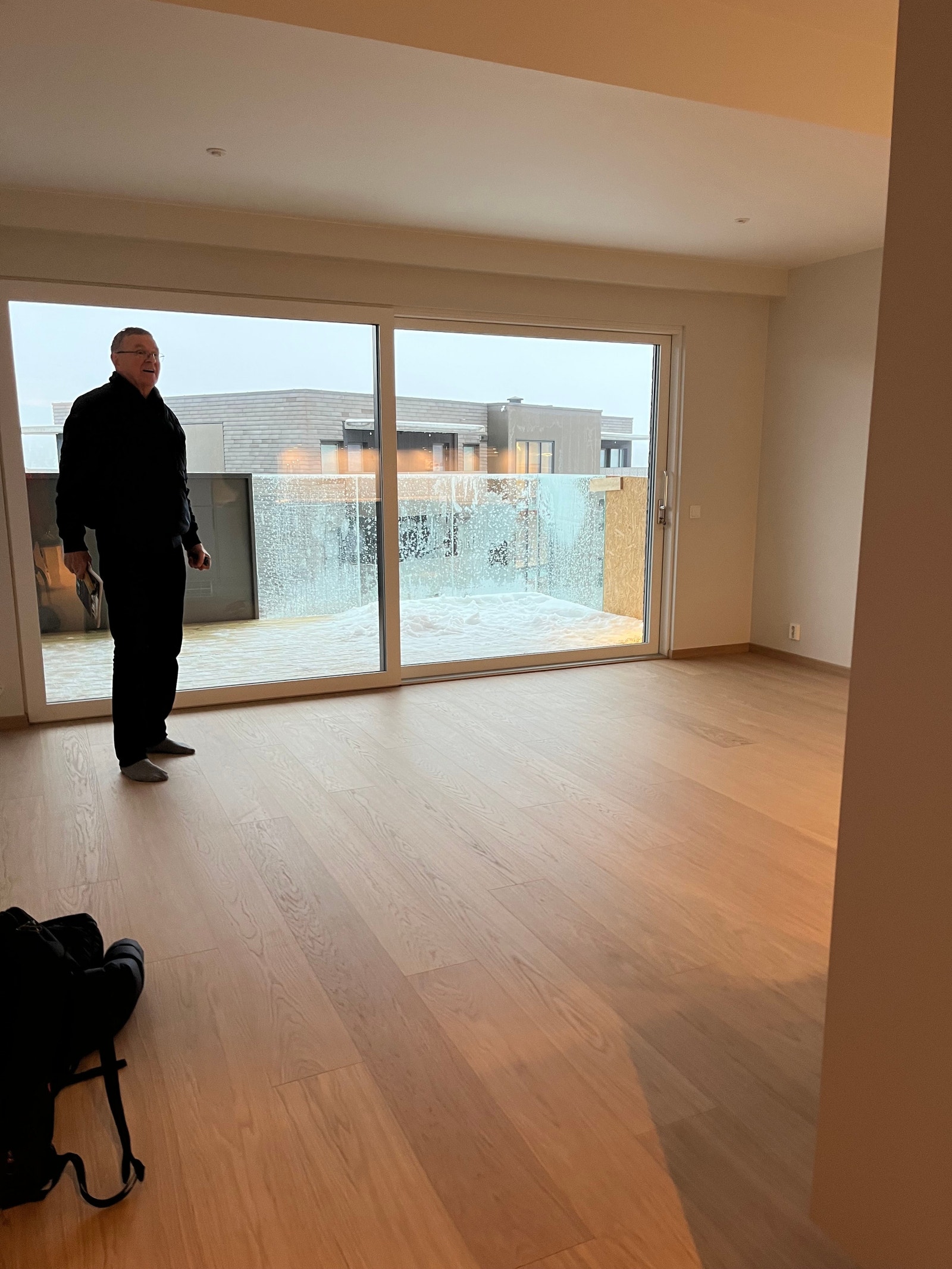 Stue med skyvedør til balkong. Innvendig solscreen. Møblering etter avtale. Vannbåren varme i alle rom. Høy standard. Galleribilde