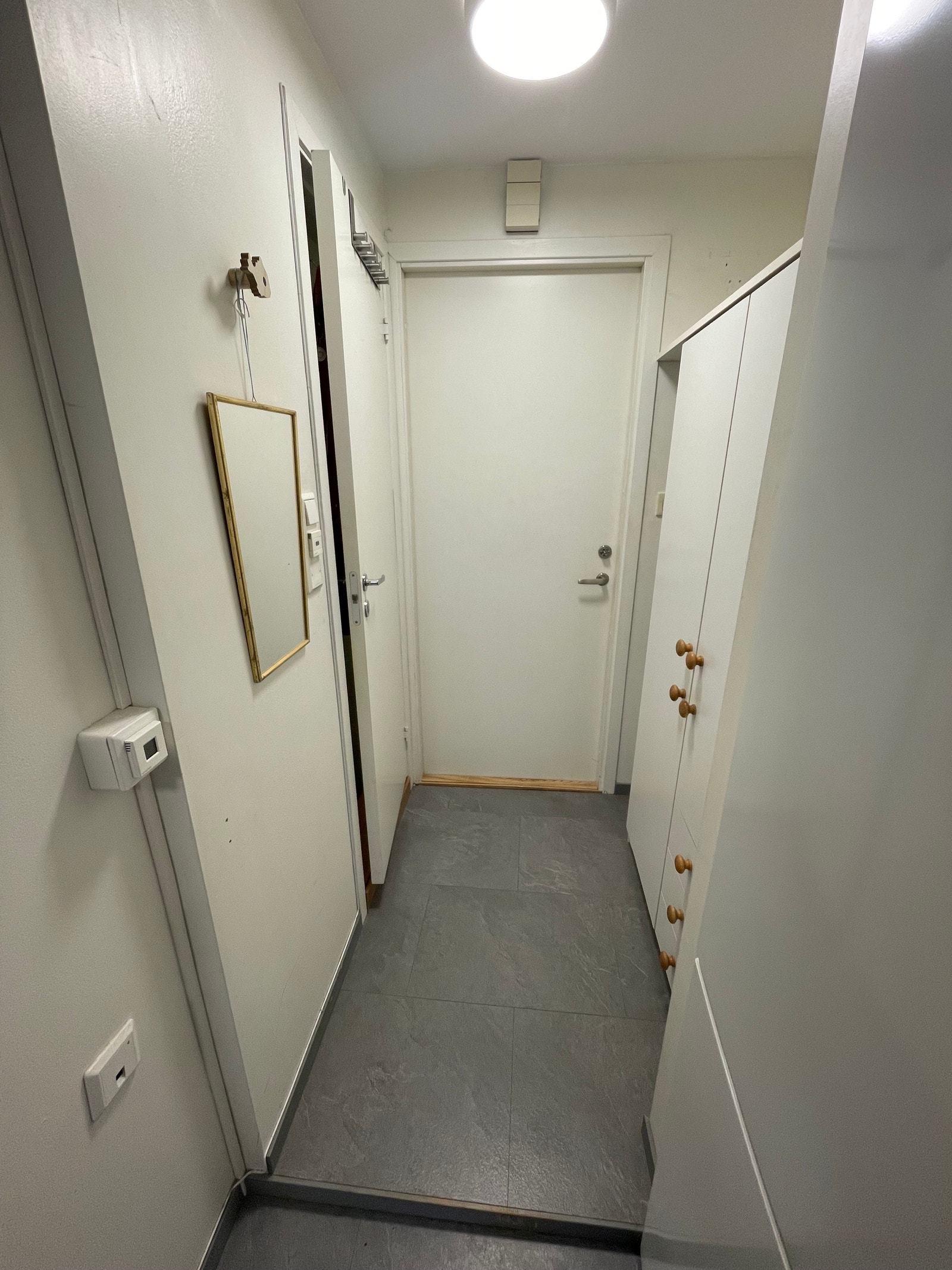 Gang, med klesskap, Galleribilde