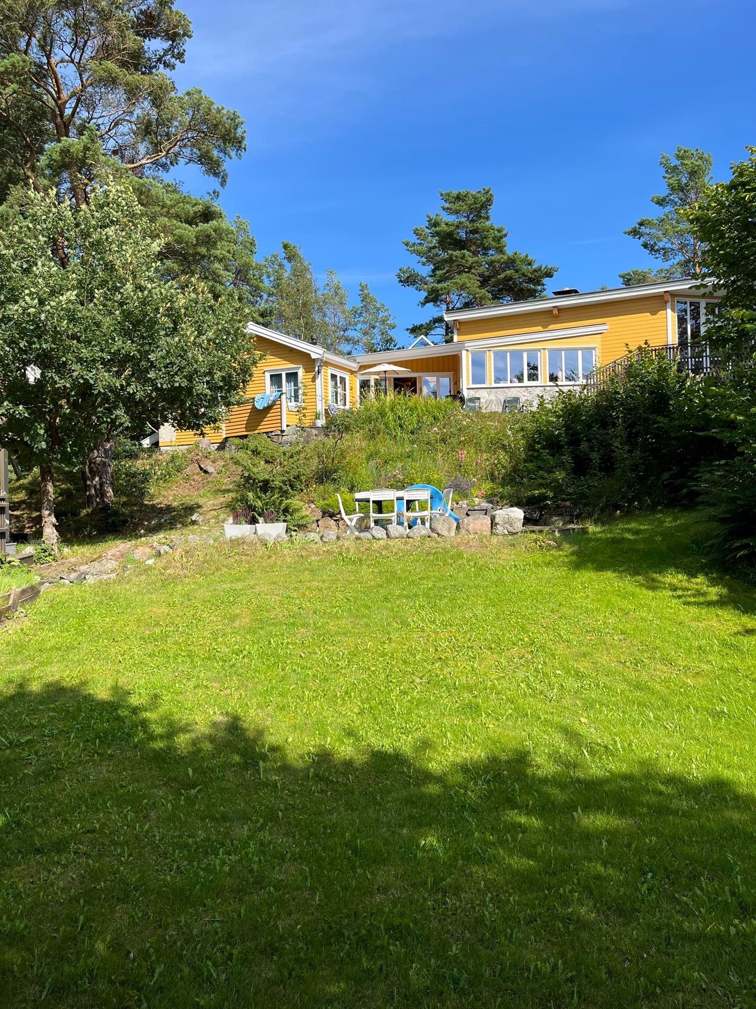 Bildet fra hagen mot hovedhytten. Galleribilde