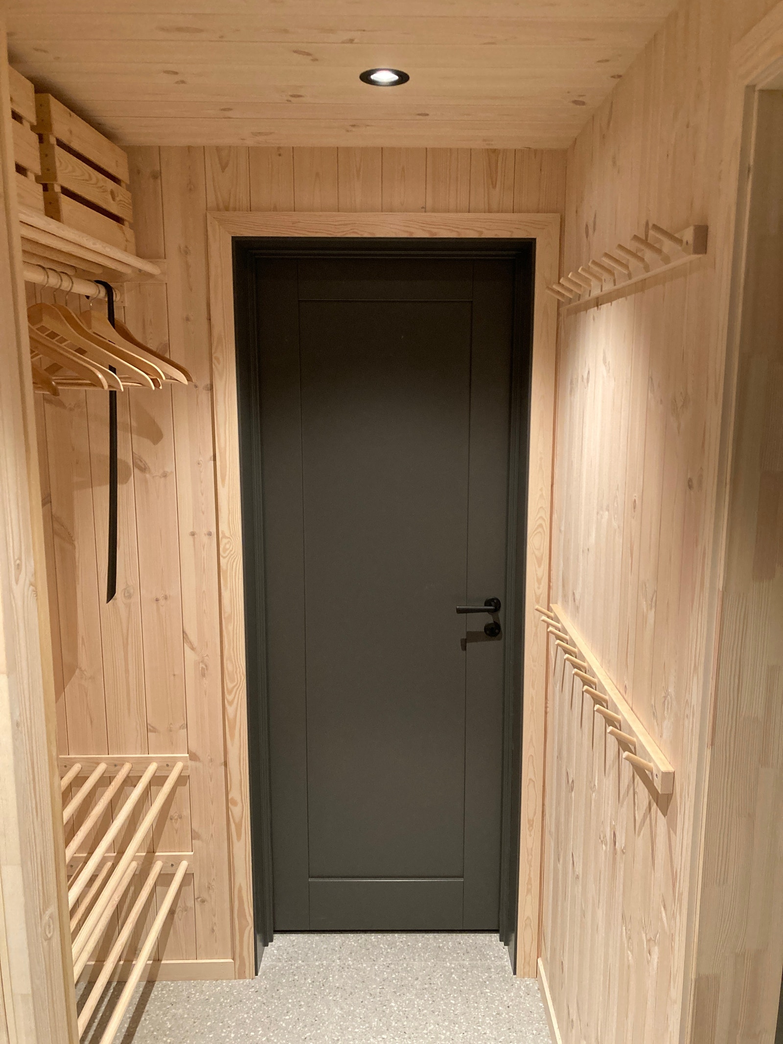 Gang med god oppbevaringsplass. Dør inn til bod/badstue Galleribilde