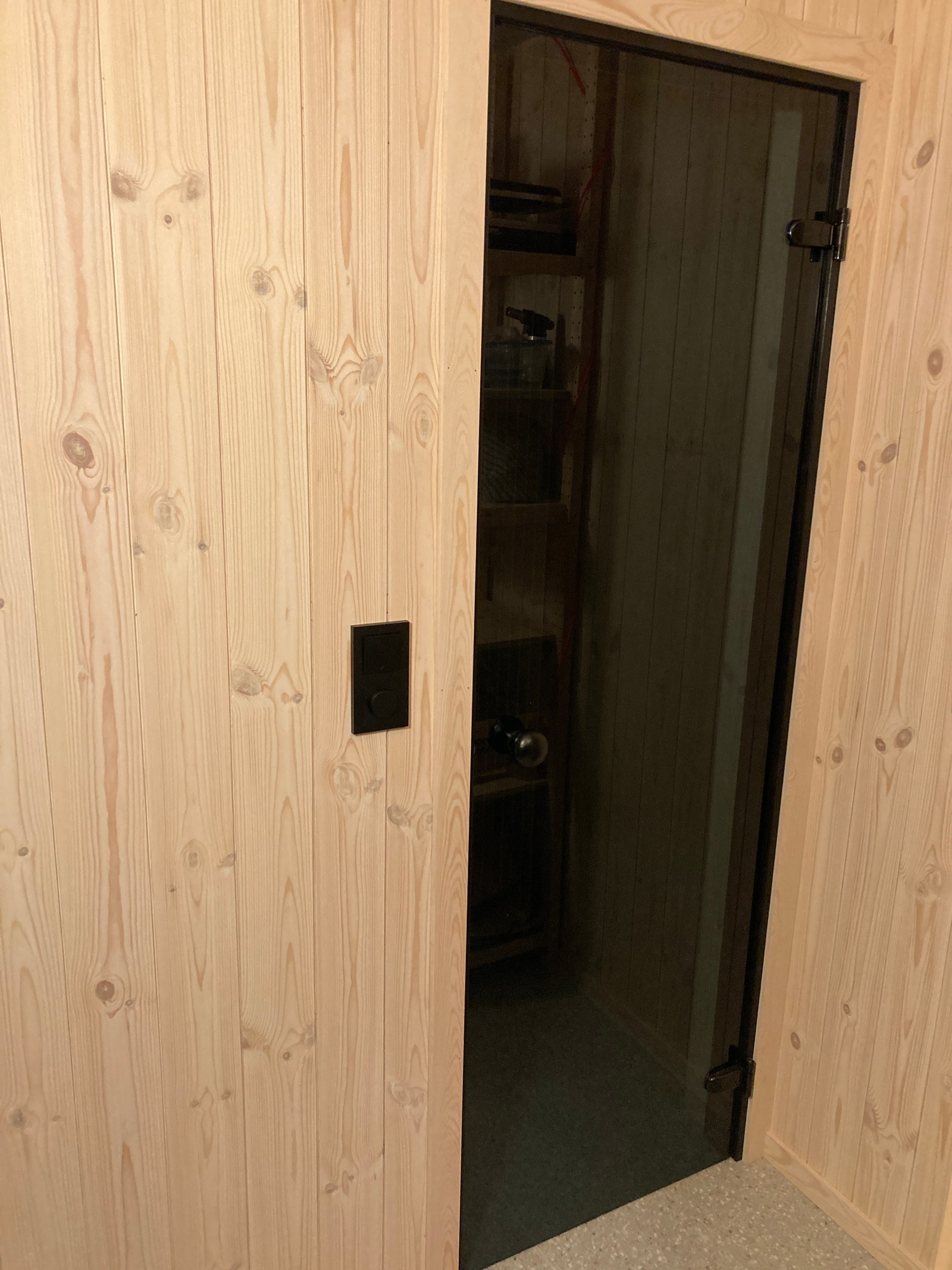 Dør fra bod til badstue. Badstuen har også ytterdør for direkte utgang Galleribilde