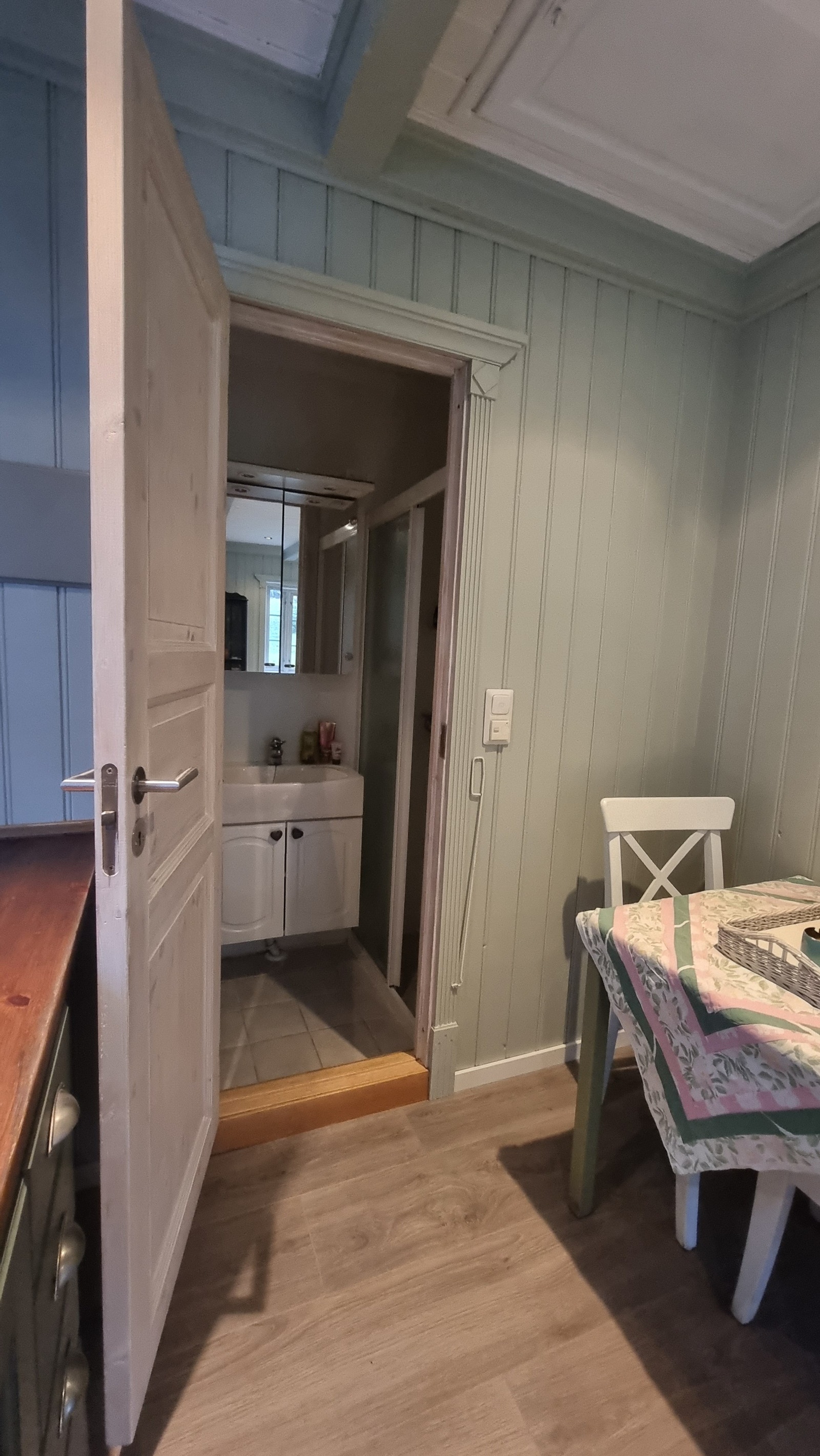 Kjøkkenkrok med bad innerst Galleribilde