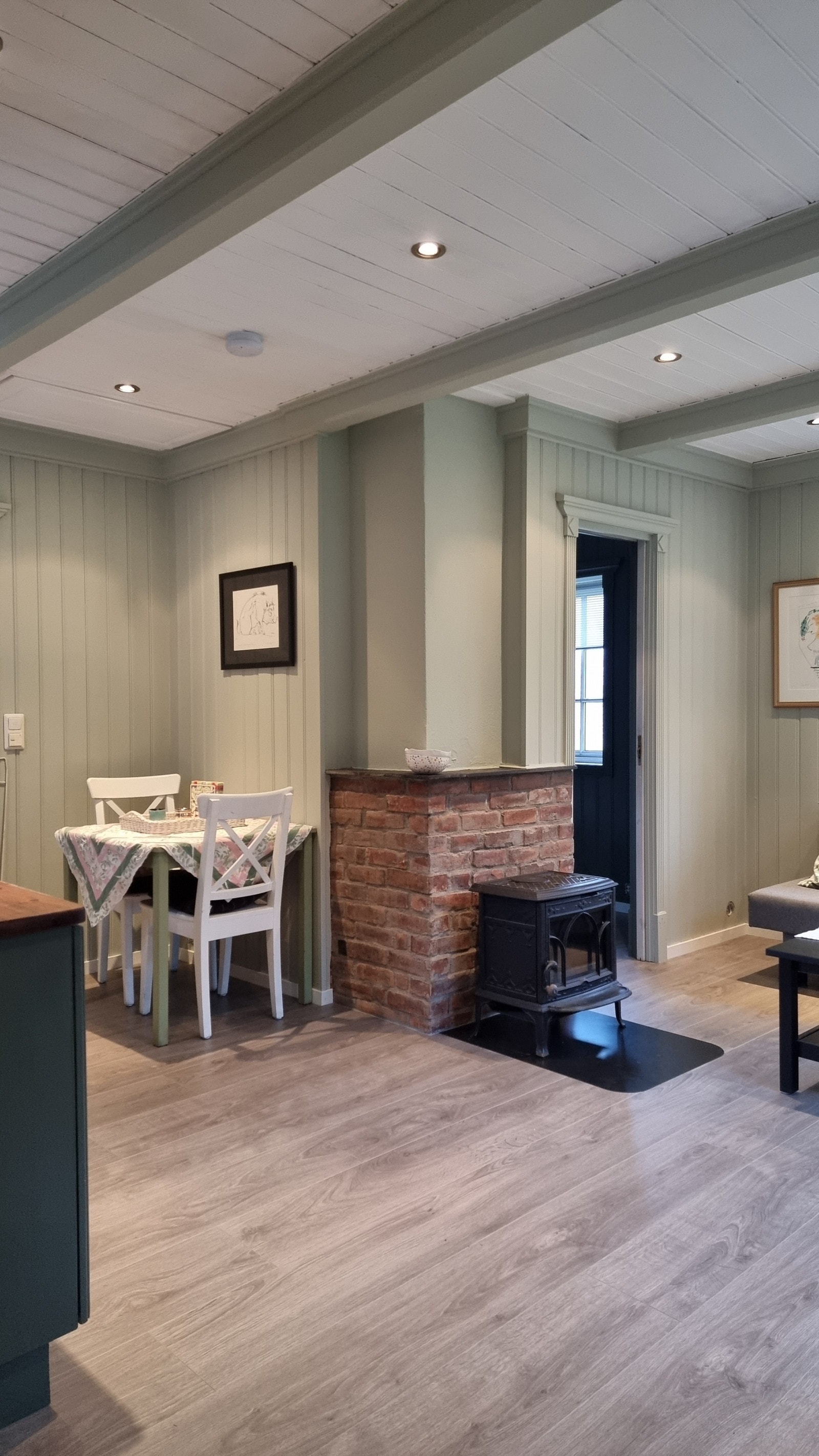 Stue med kjøkkenkrok Galleribilde