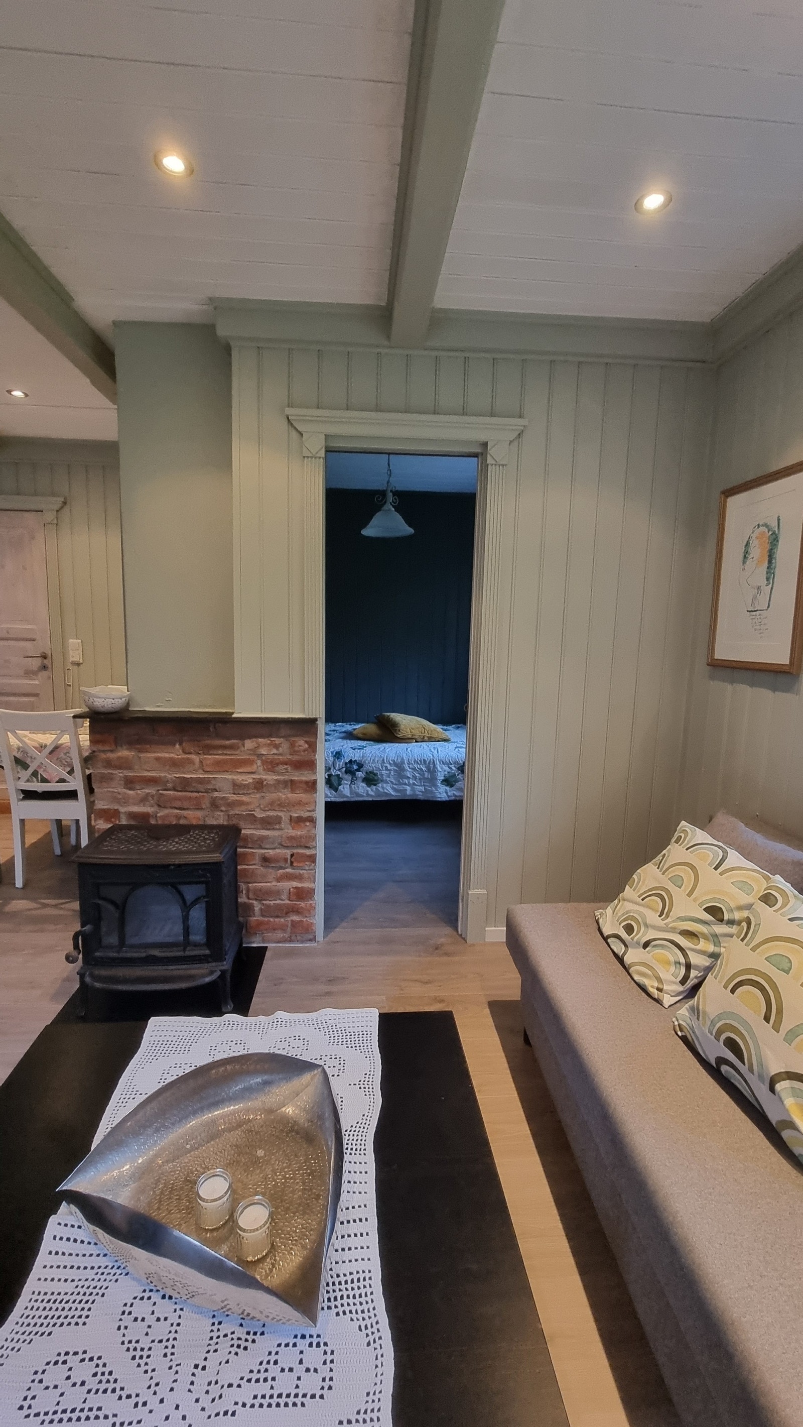 Stue, soverom bak Galleribilde