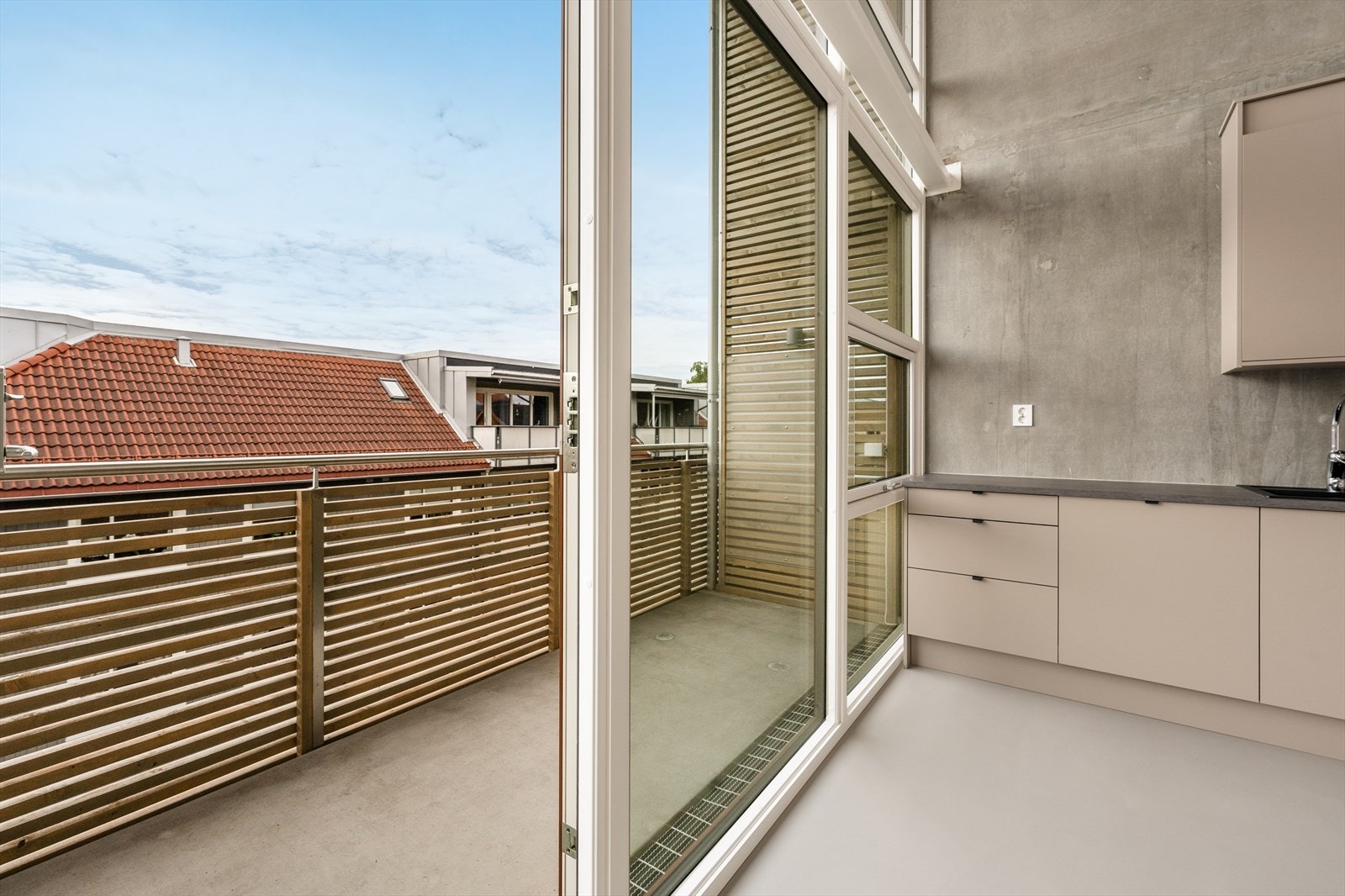 Balkong fra stue/kjøkken ligger mot syd med gode solforhold Galleribilde