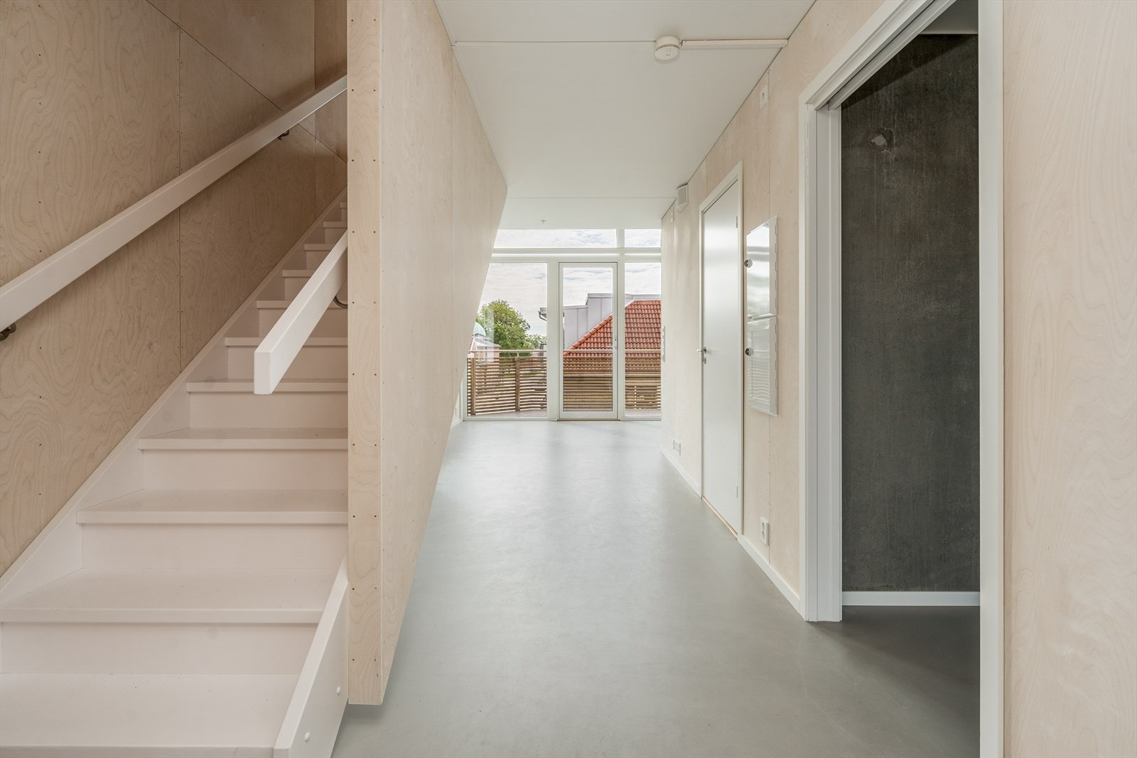 Leiligheten er lys og fin med kombinasjonen av kryssfiner og betong. Galleribilde