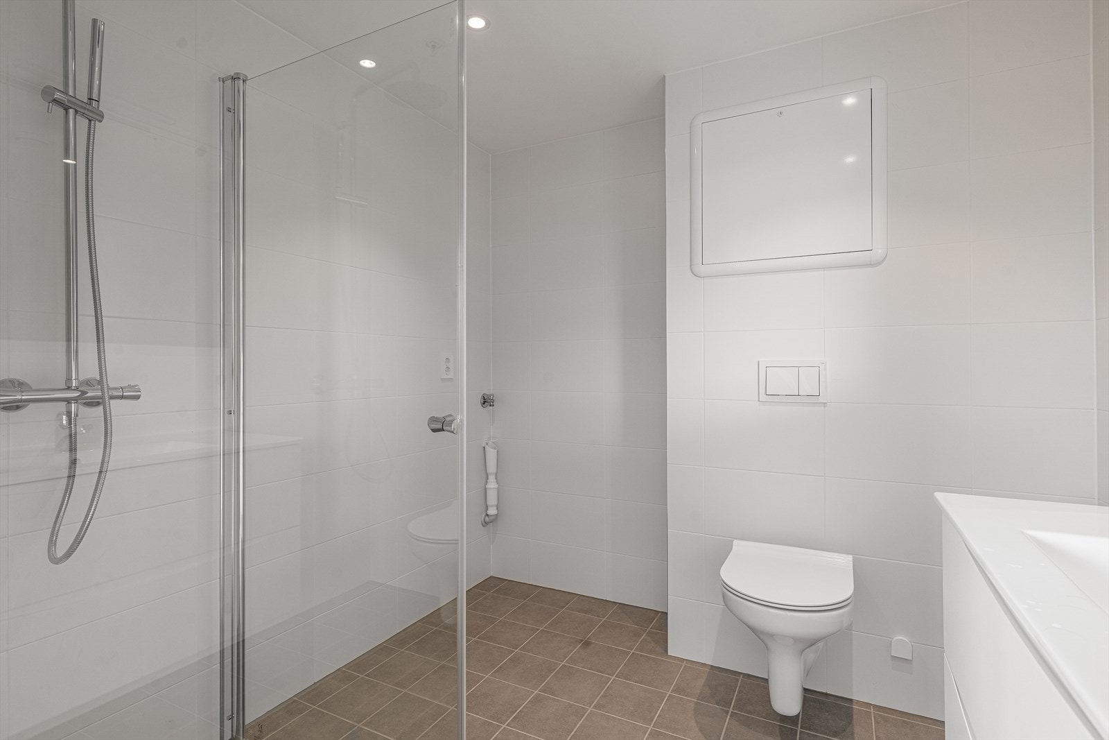 Stilrent baderom med varmekabler i gulv. Galleribilde