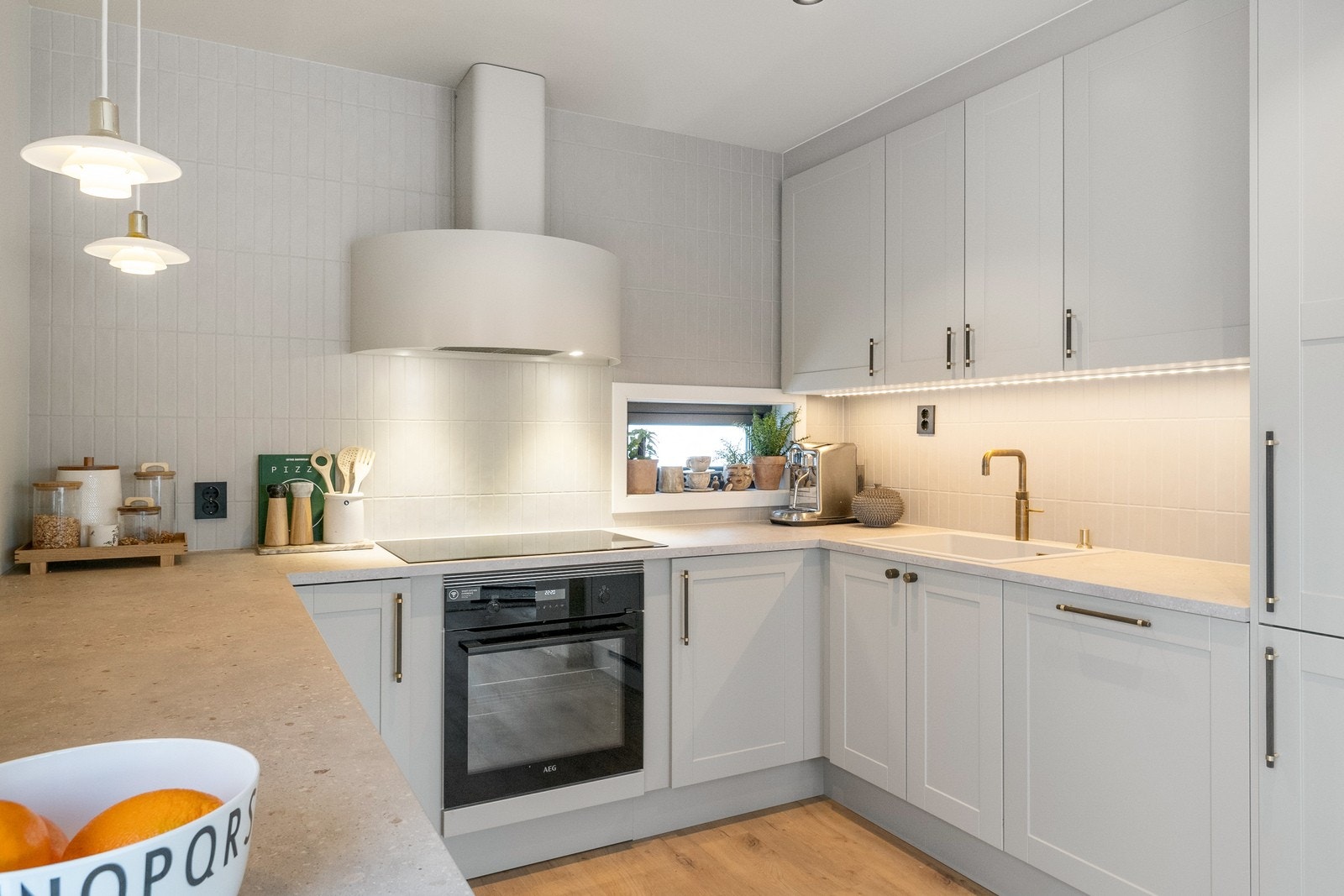 Kjøkken i tilsvarende tomannsbolig - Avvik fra standardleveranse i farge-/materialvalg. Galleribilde